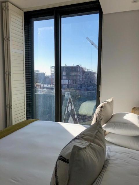 CENTRAL CAPE TOWN, STUNNING DESIGNER APARTMENT