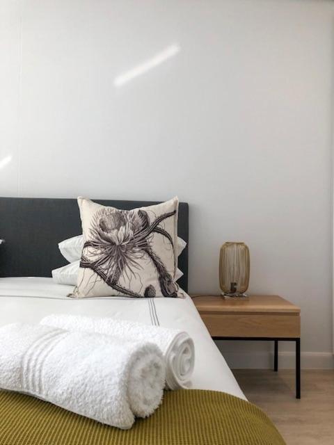 CENTRAL CAPE TOWN, STUNNING DESIGNER APARTMENT