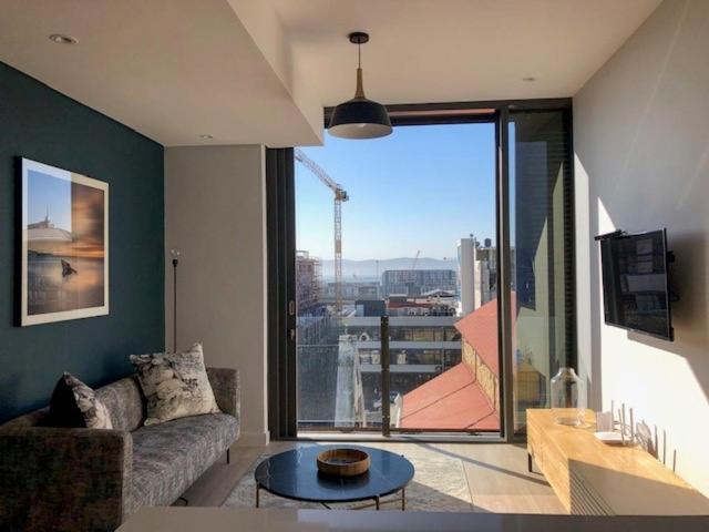 CENTRAL CAPE TOWN, STUNNING DESIGNER APARTMENT