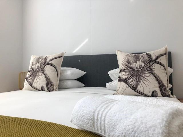 CENTRAL CAPE TOWN, STUNNING DESIGNER APARTMENT