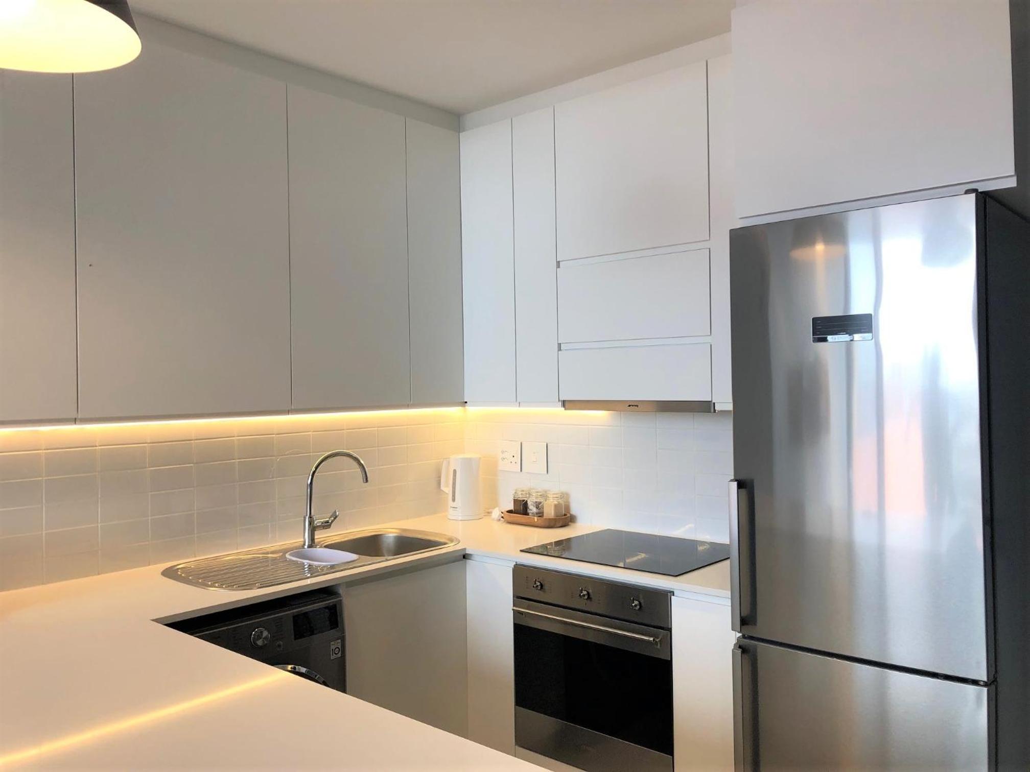 CENTRAL CAPE TOWN, STUNNING DESIGNER APARTMENT