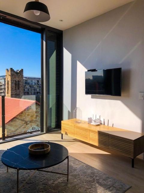 CENTRAL CAPE TOWN, STUNNING DESIGNER APARTMENT