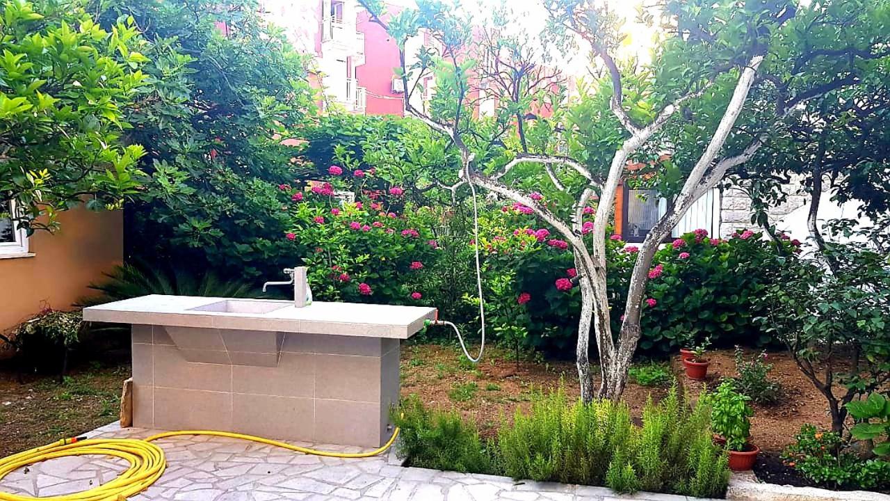 El Mar Apartments