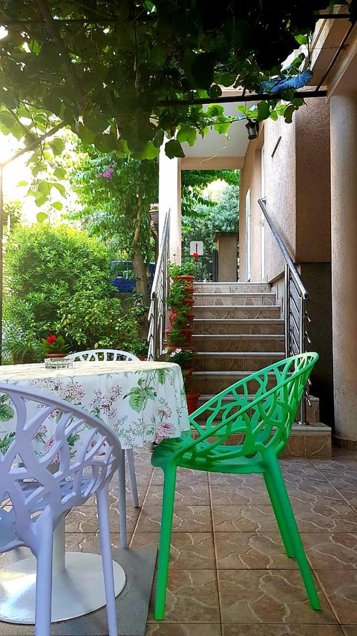 El Mar Apartments