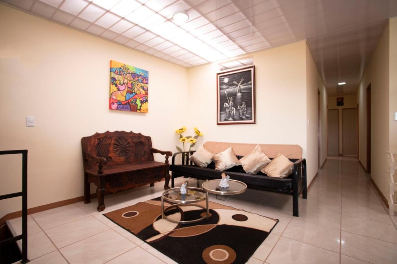 Hotel Flor de Katty Hostel Airport - Image 1