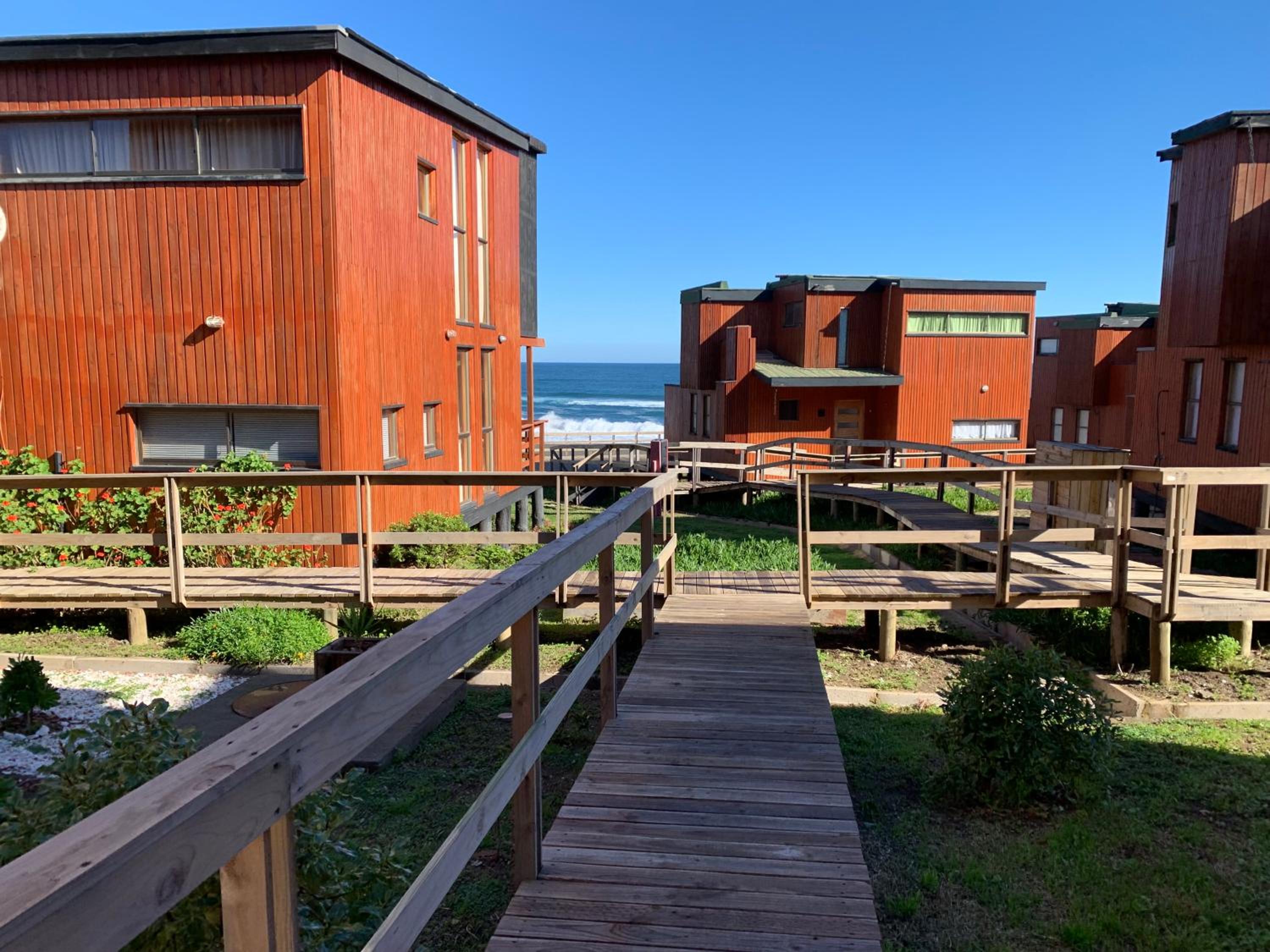 Casa con acceso directo a playa en condominio