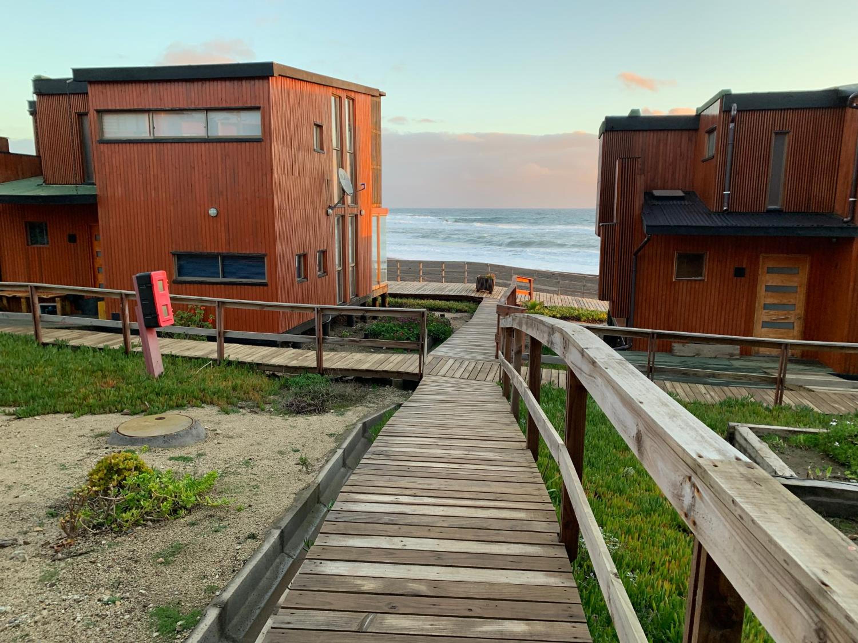 Casa con acceso directo a playa en condominio