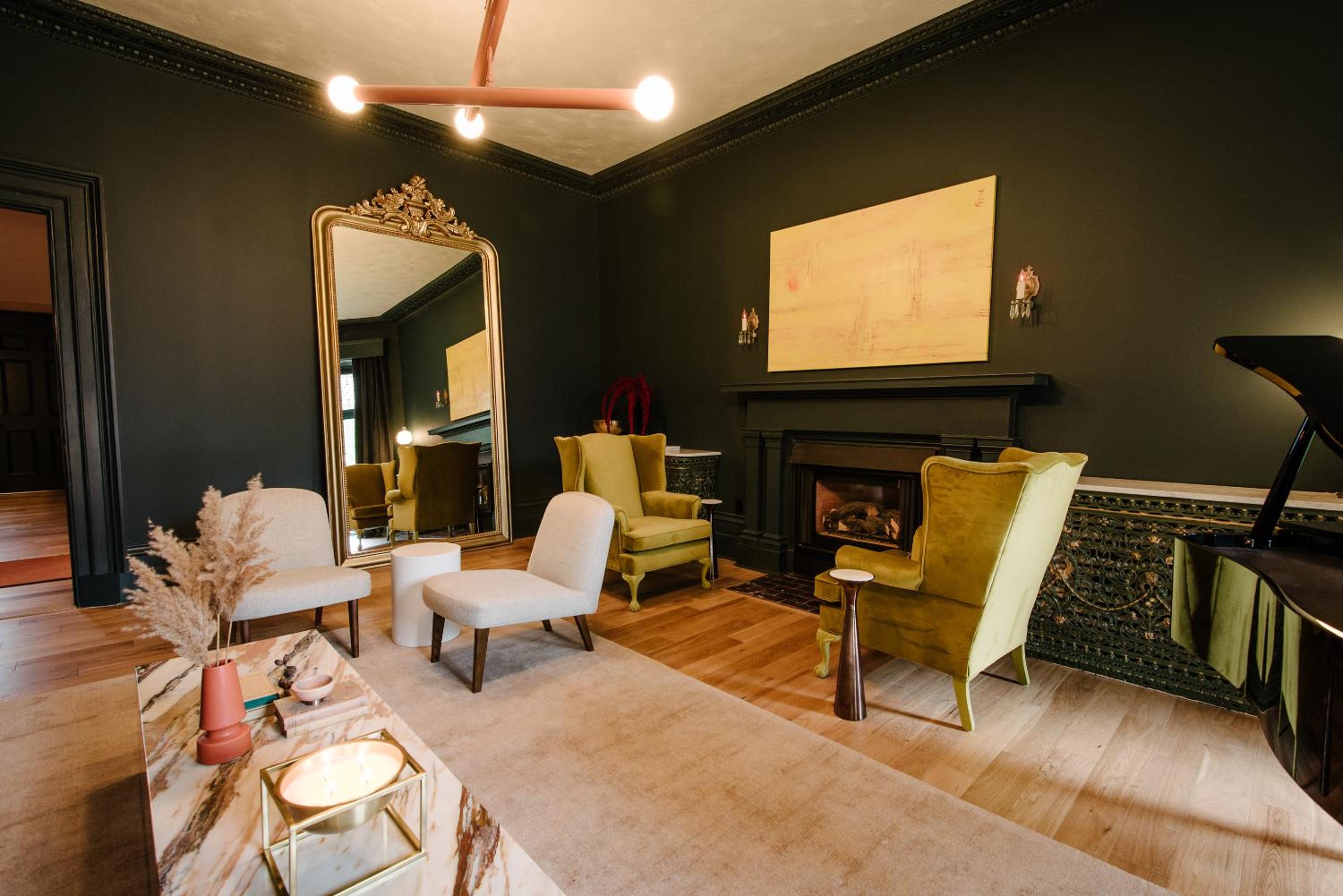 Kingston Vacations - Rosemount Inn - Property Image 3