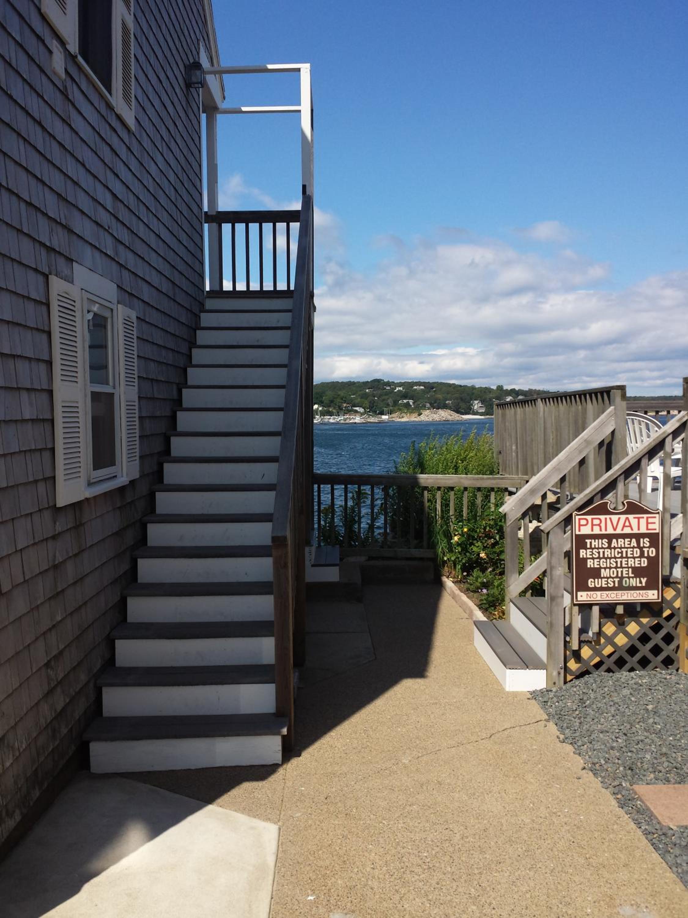 Bearskin Neck Motor Lodge