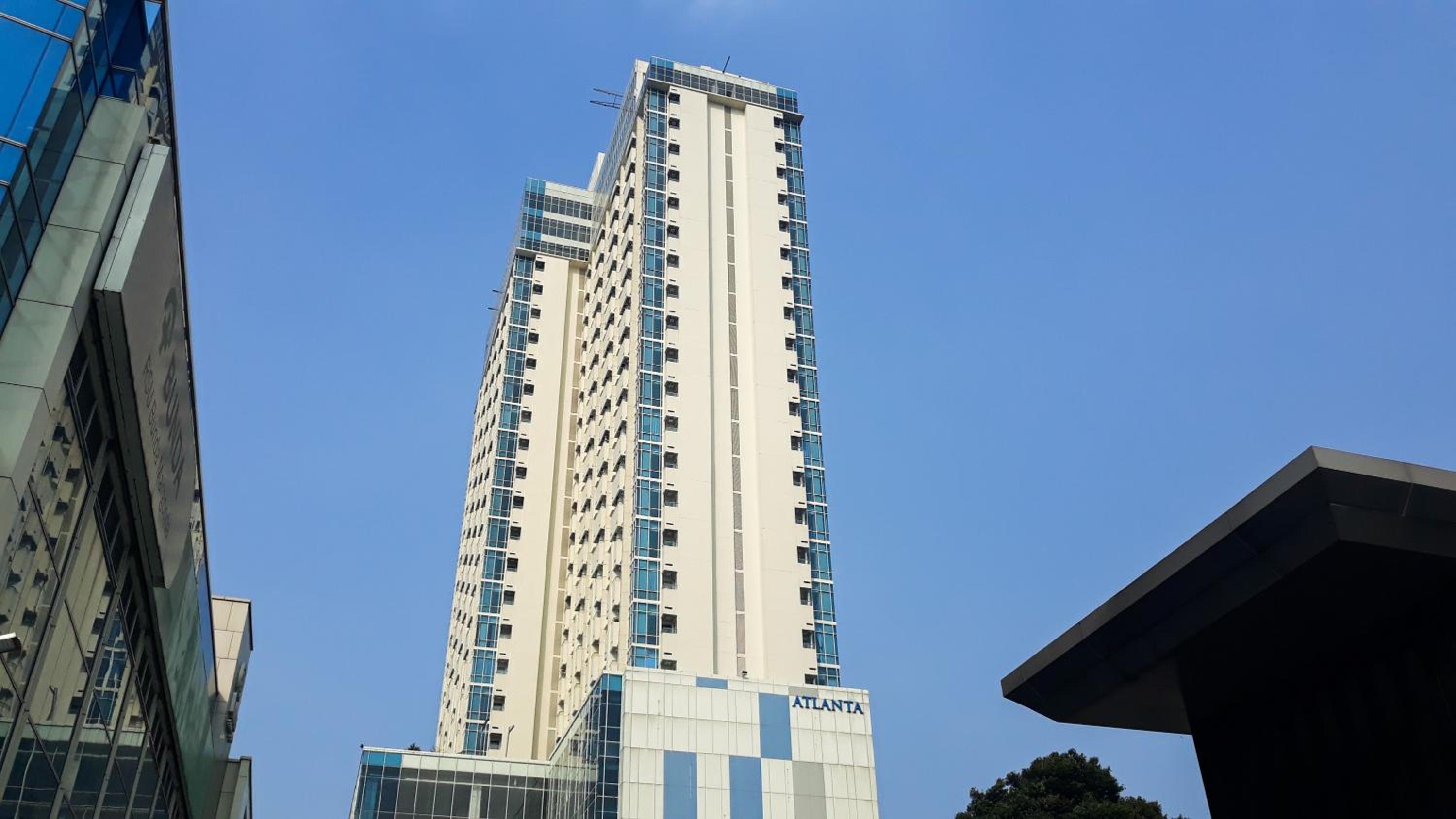 Modern Living 1BR @Atlanta Residences Apartment With City View By Travelio