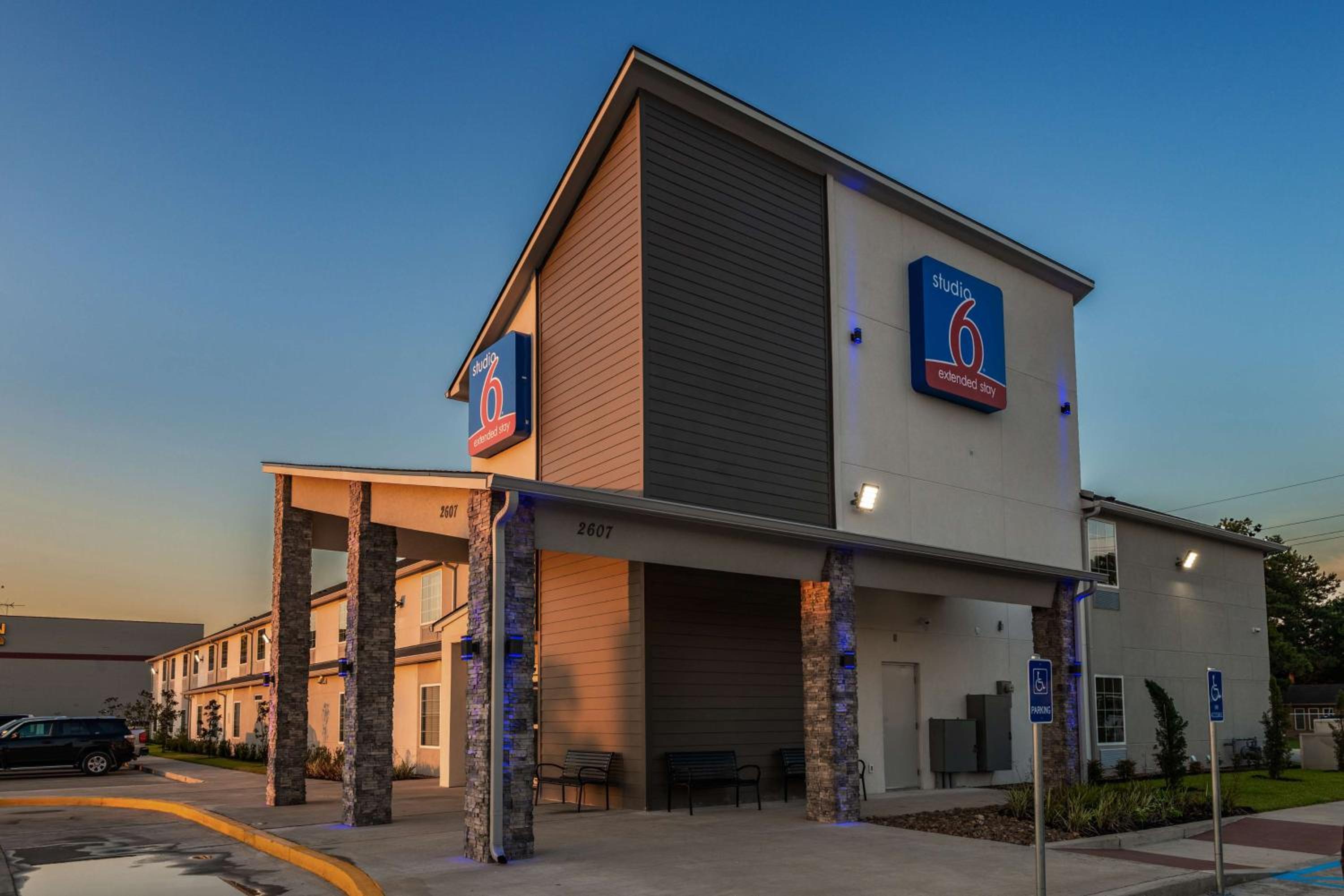 Lake Charles Vacations - Studio 6 Lake Charles - Property Image 1