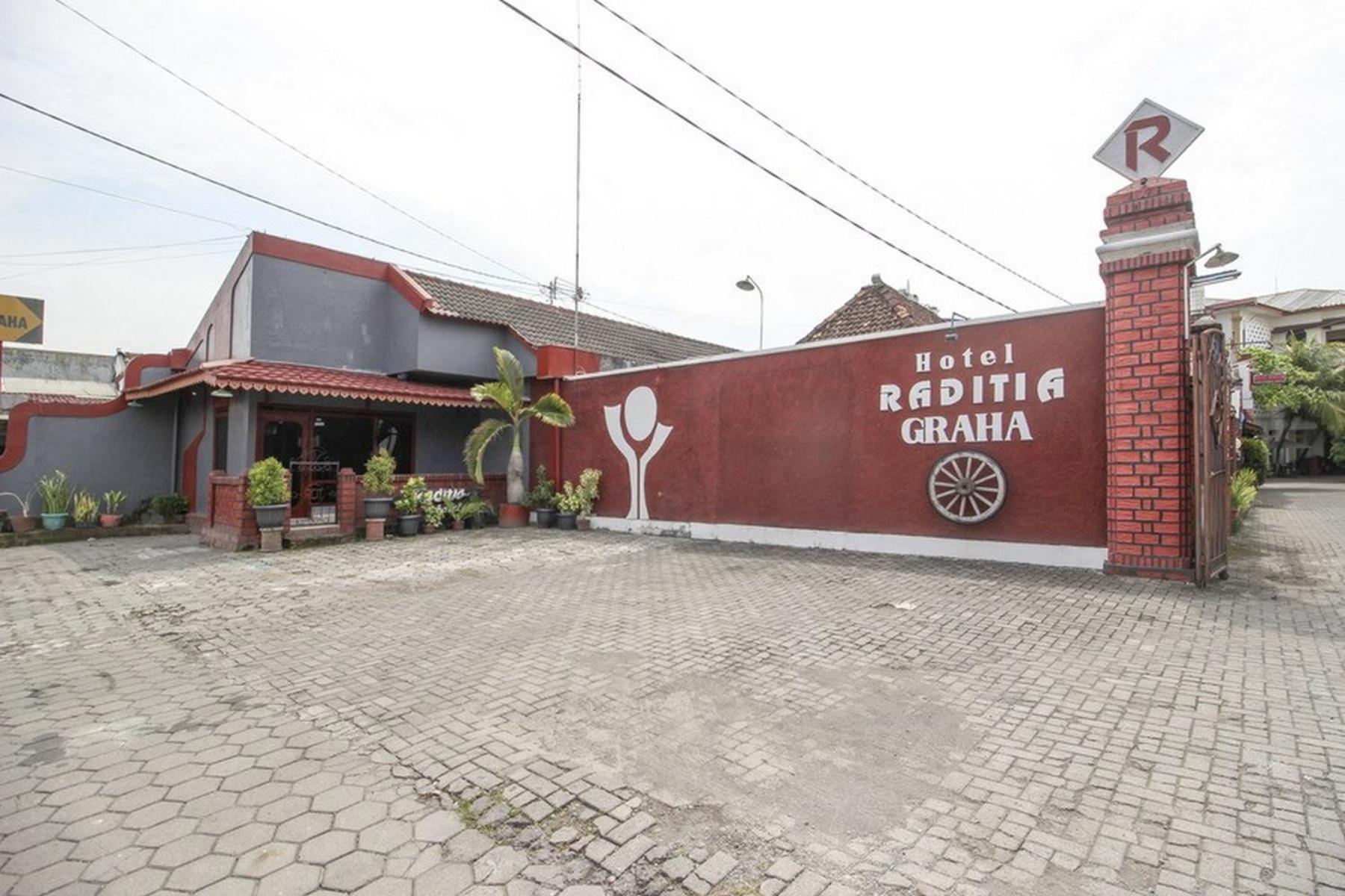 RedDoorz at Hotel Raditia Graha Yogyakarta view 4