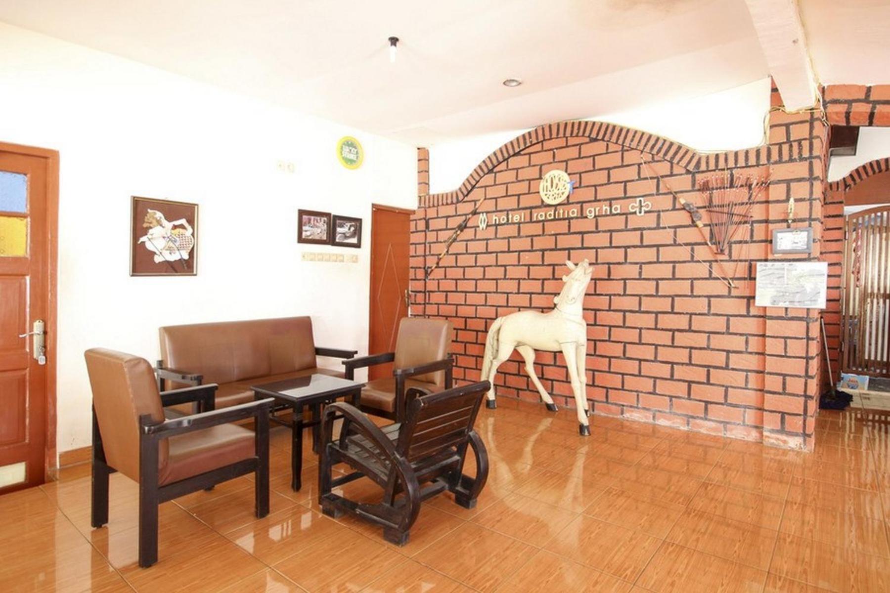 RedDoorz at Hotel Raditia Graha Yogyakarta view 5