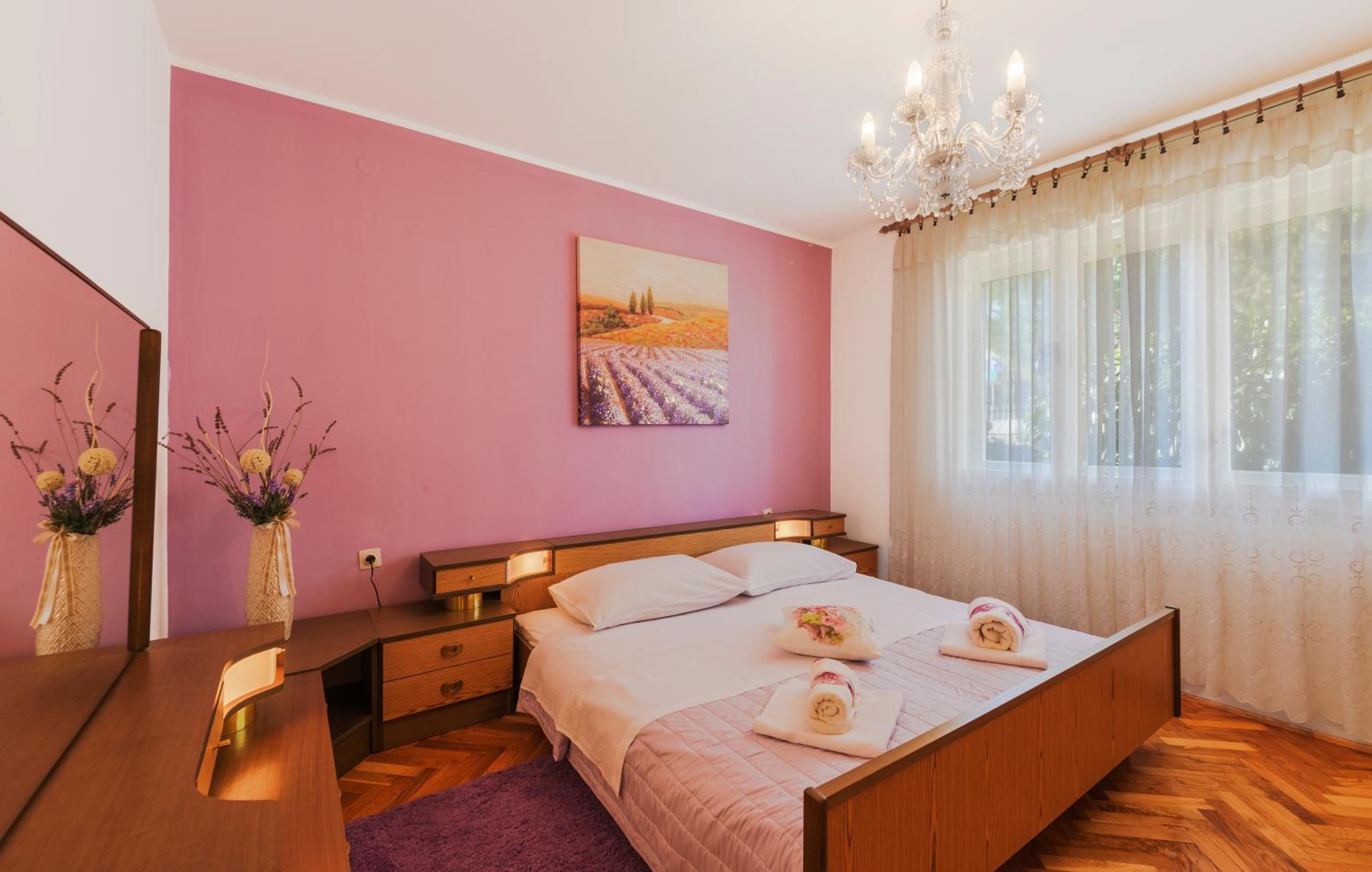 Two bedroom apartment, nice neighborhood, free parking, WiFi view 5