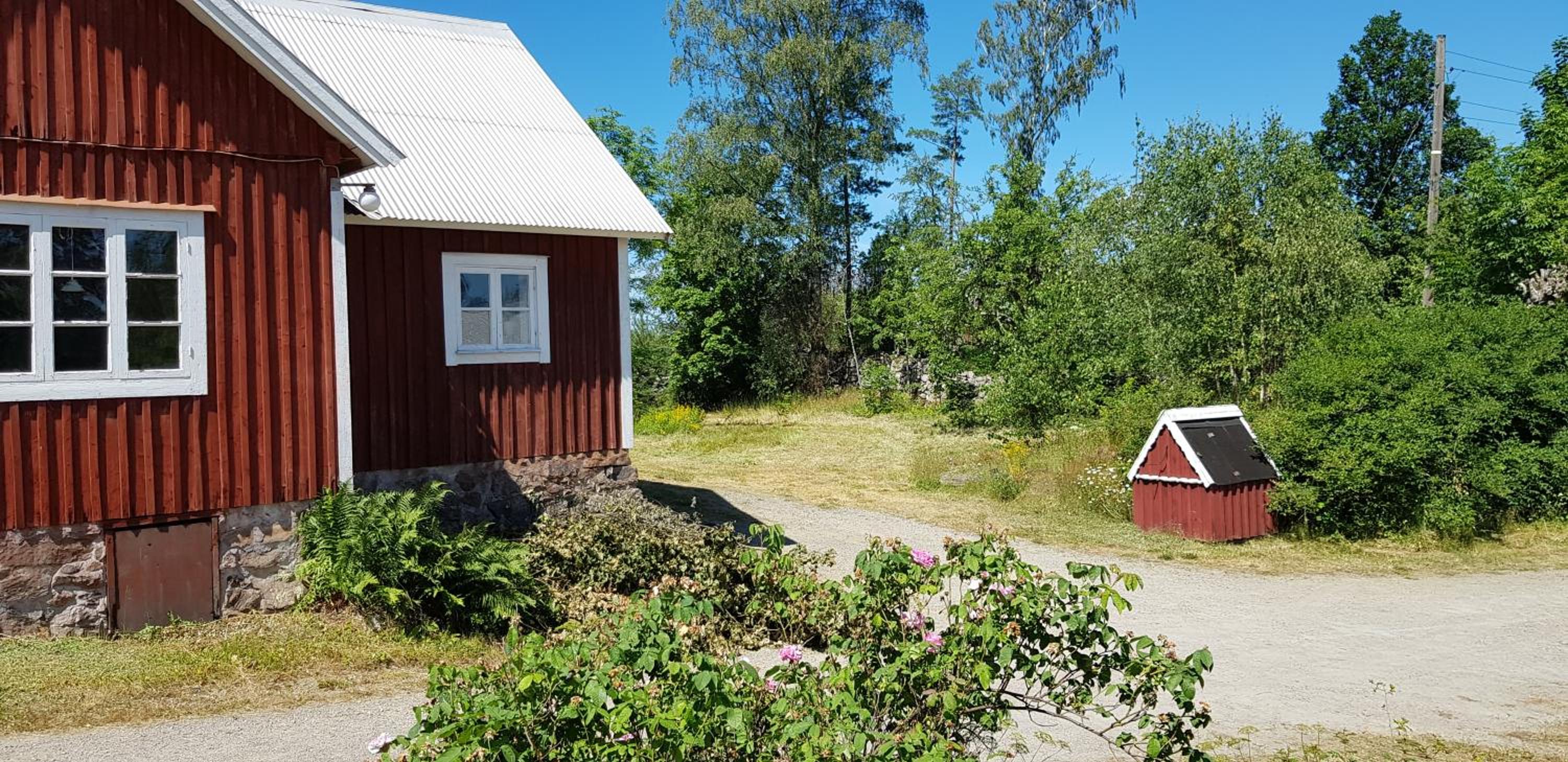 Strönhult farmhouse by the lake view 2