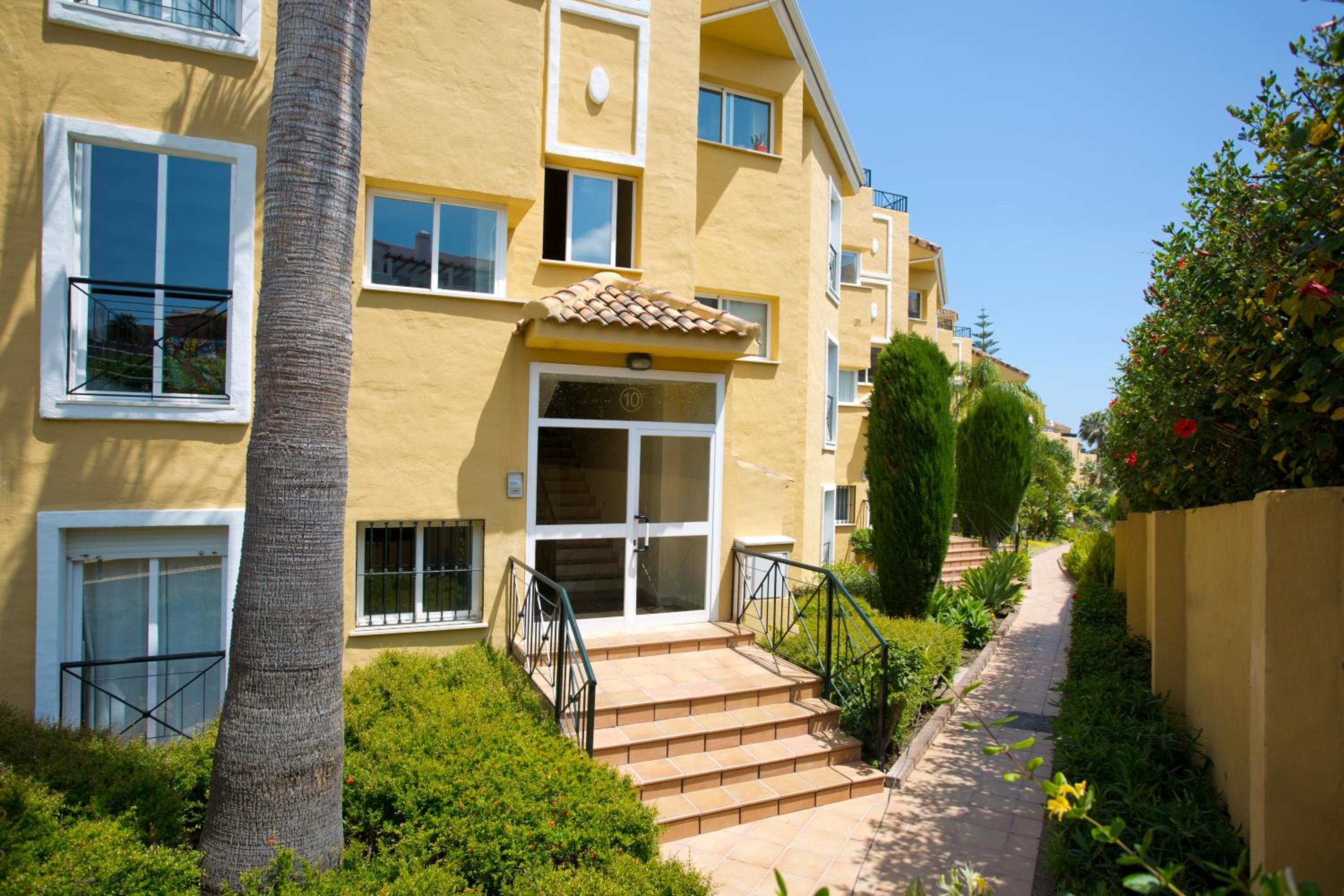 Los Olivos 2 bedroom apartment - sleeps 6 Nr San Pedro/Estepona/Marbella view 3