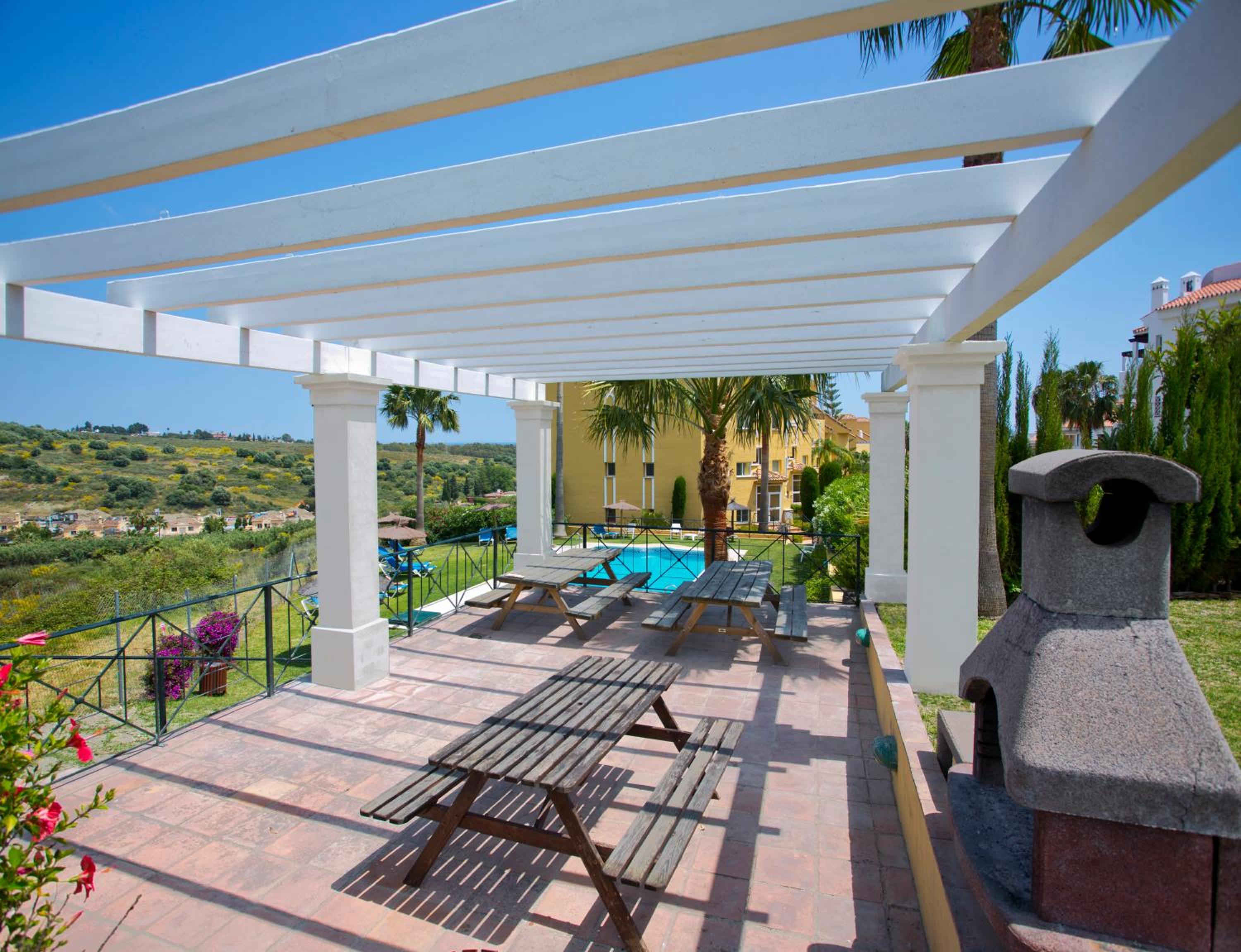 Los Olivos 2 bedroom apartment - sleeps 6 Nr San Pedro/Estepona/Marbella view 4