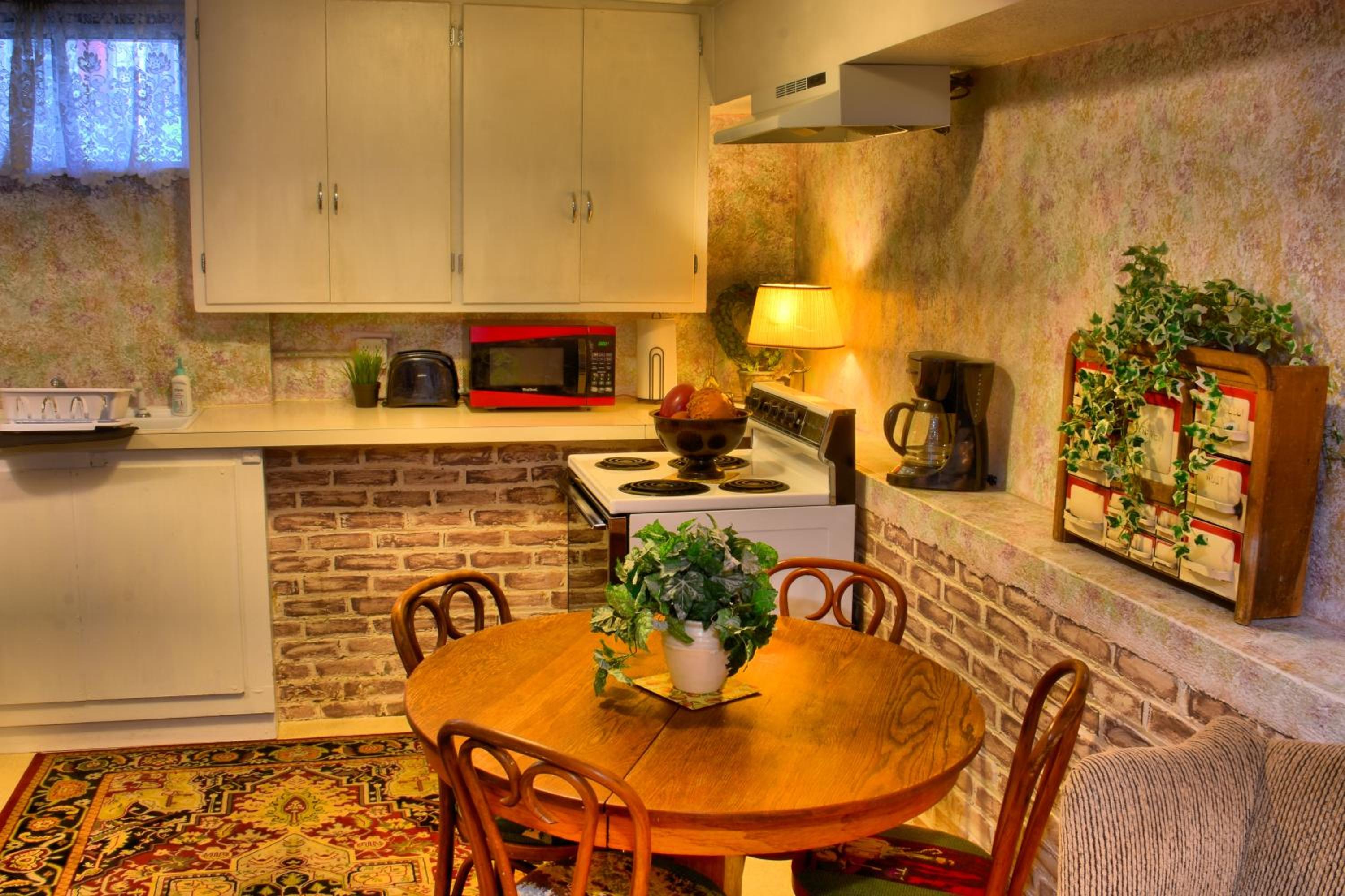 Cedar City Vacations - Bard's Inn - Property Image 10