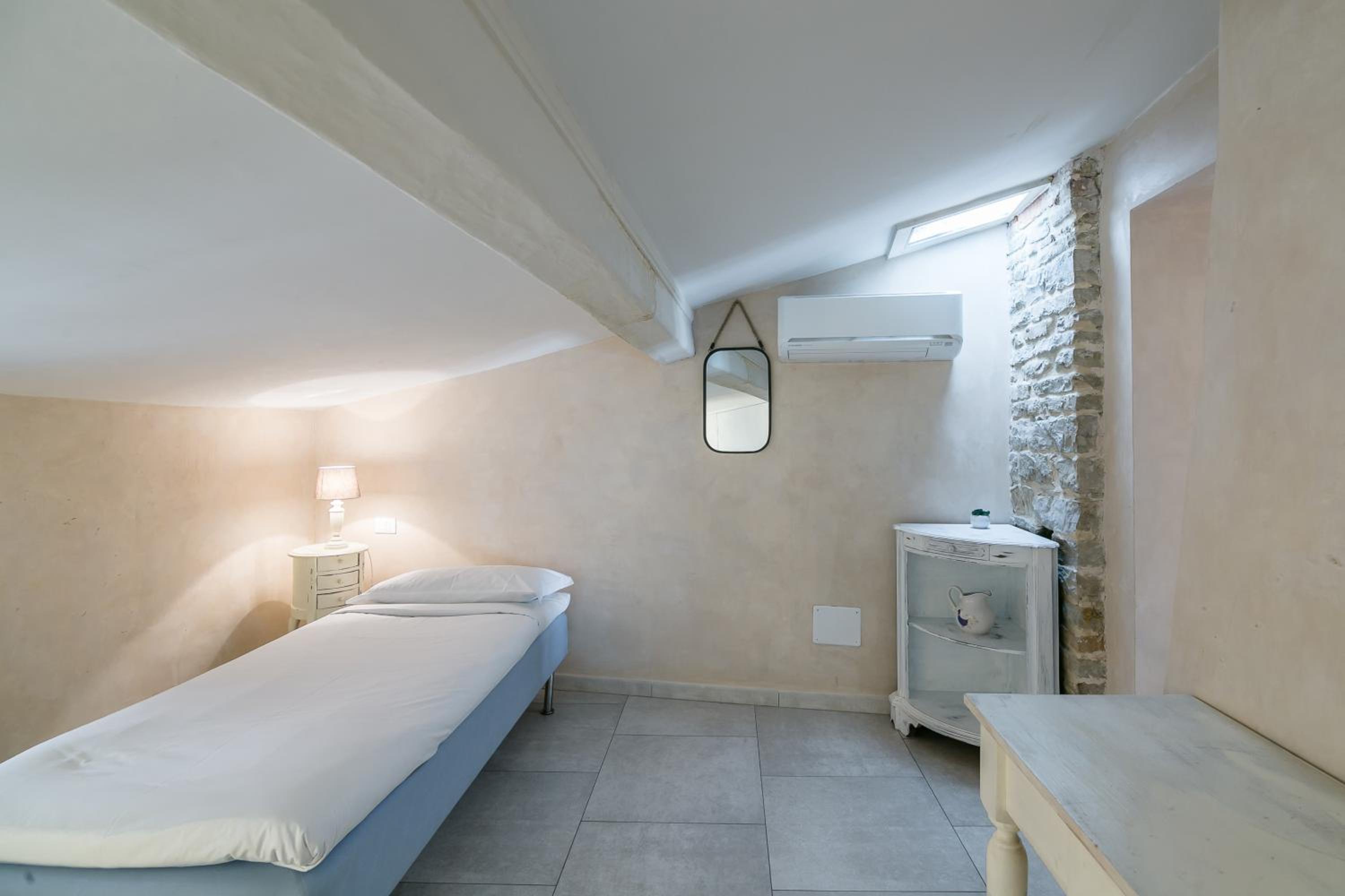 Historical stone house, in the amazing centre of Florence!