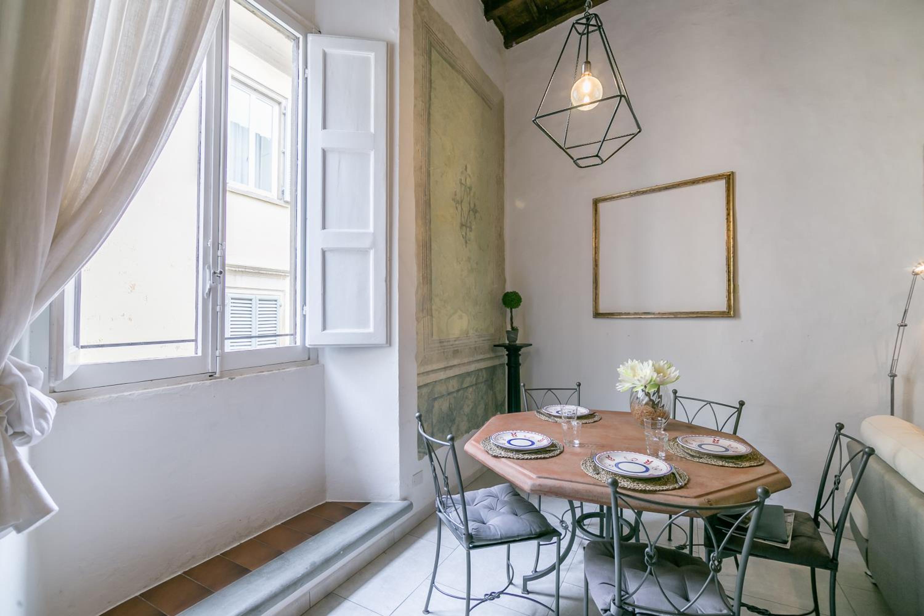 Historical stone house, in the amazing centre of Florence!