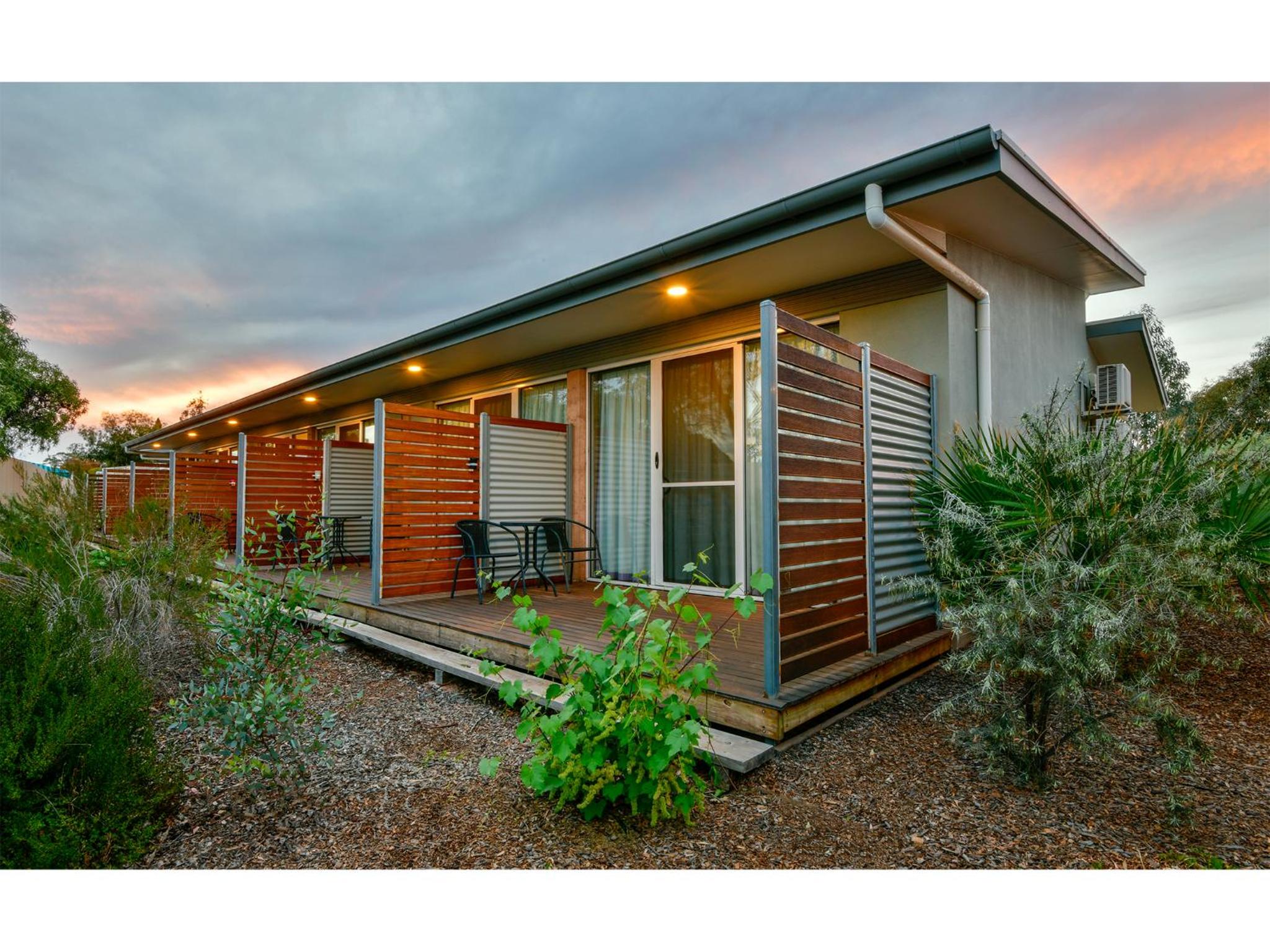 Crossroads Ecomotel