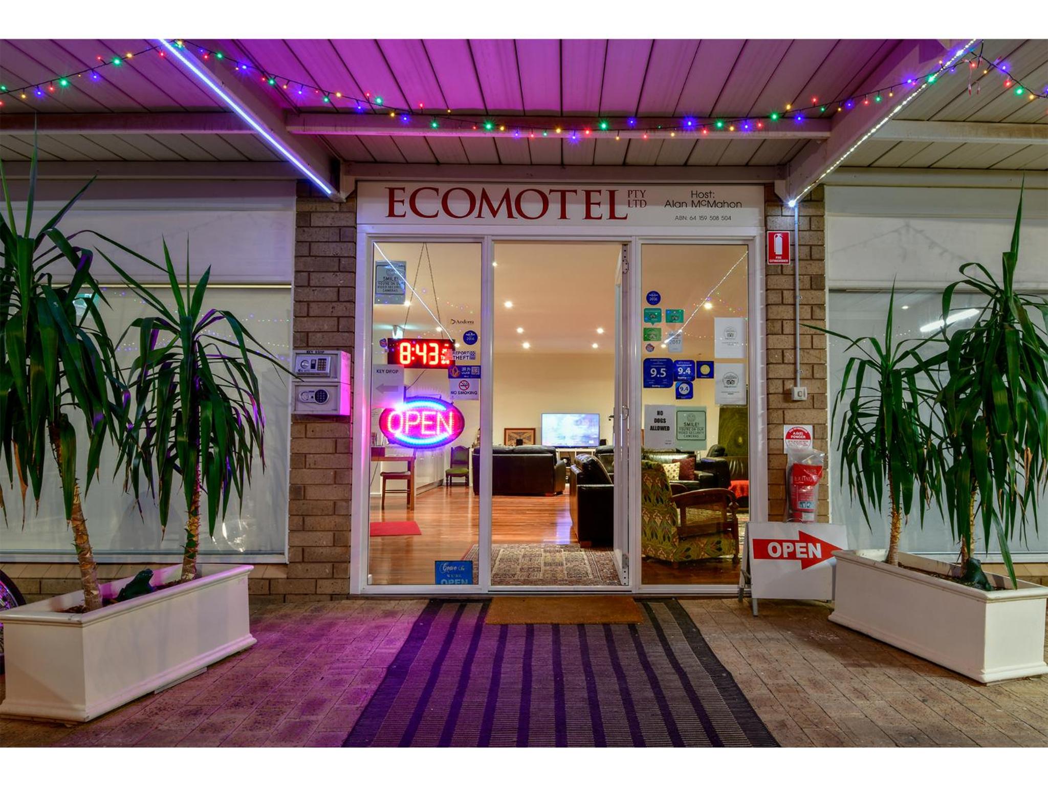 Crossroads Ecomotel