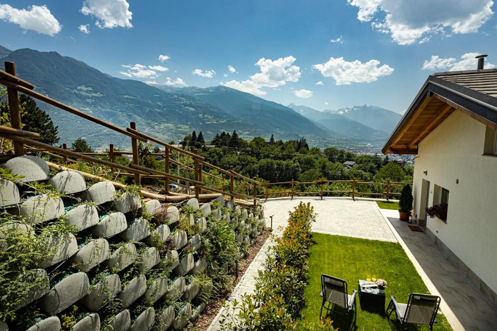A&G Apartment Aosta - Elegante Casa 100 mq su due piani con Wi-Fi-giardino-parcheggio