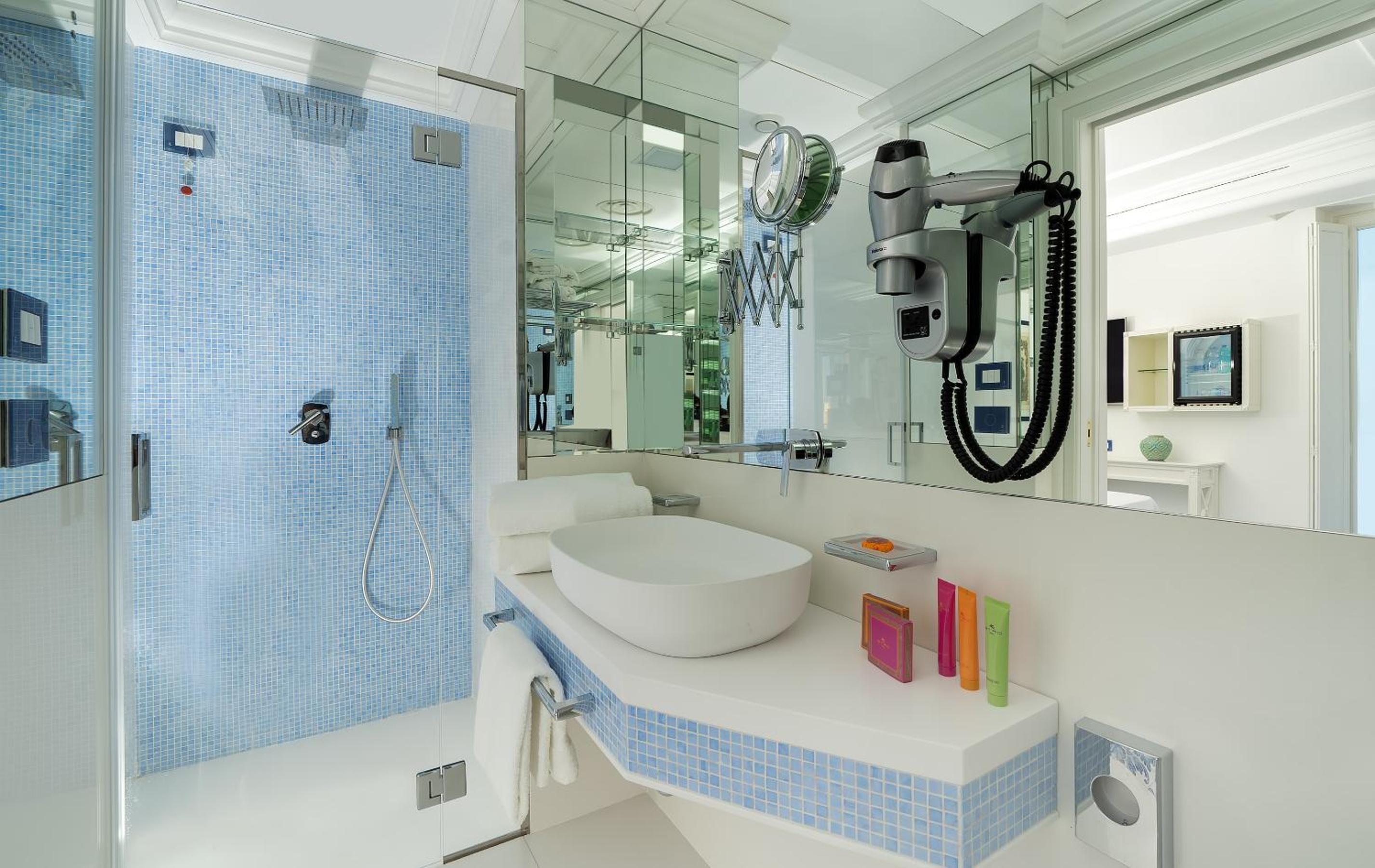 Piazzetta Diefenbach en Capri — bathroom