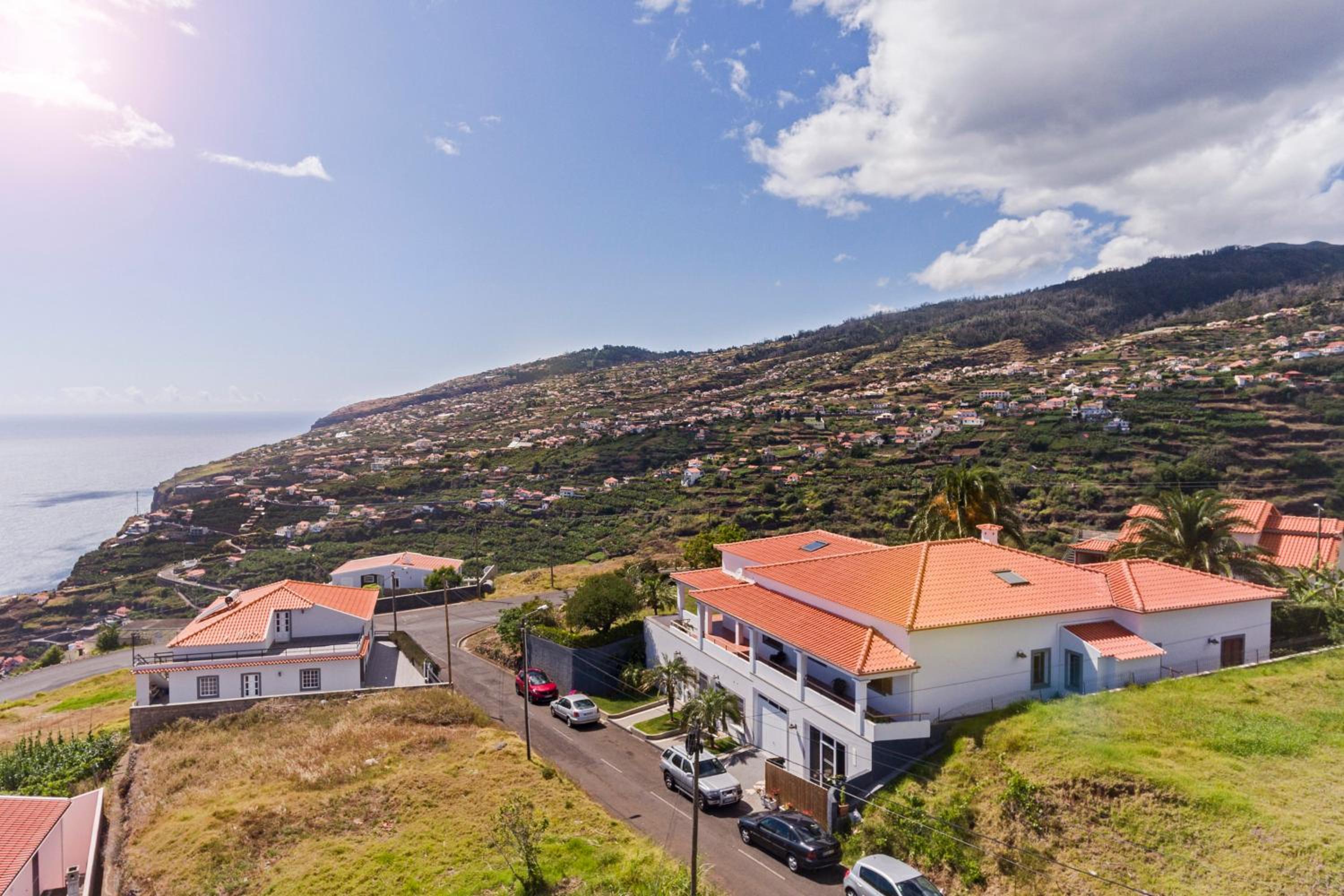 Southern Sunny House by An Island Apart