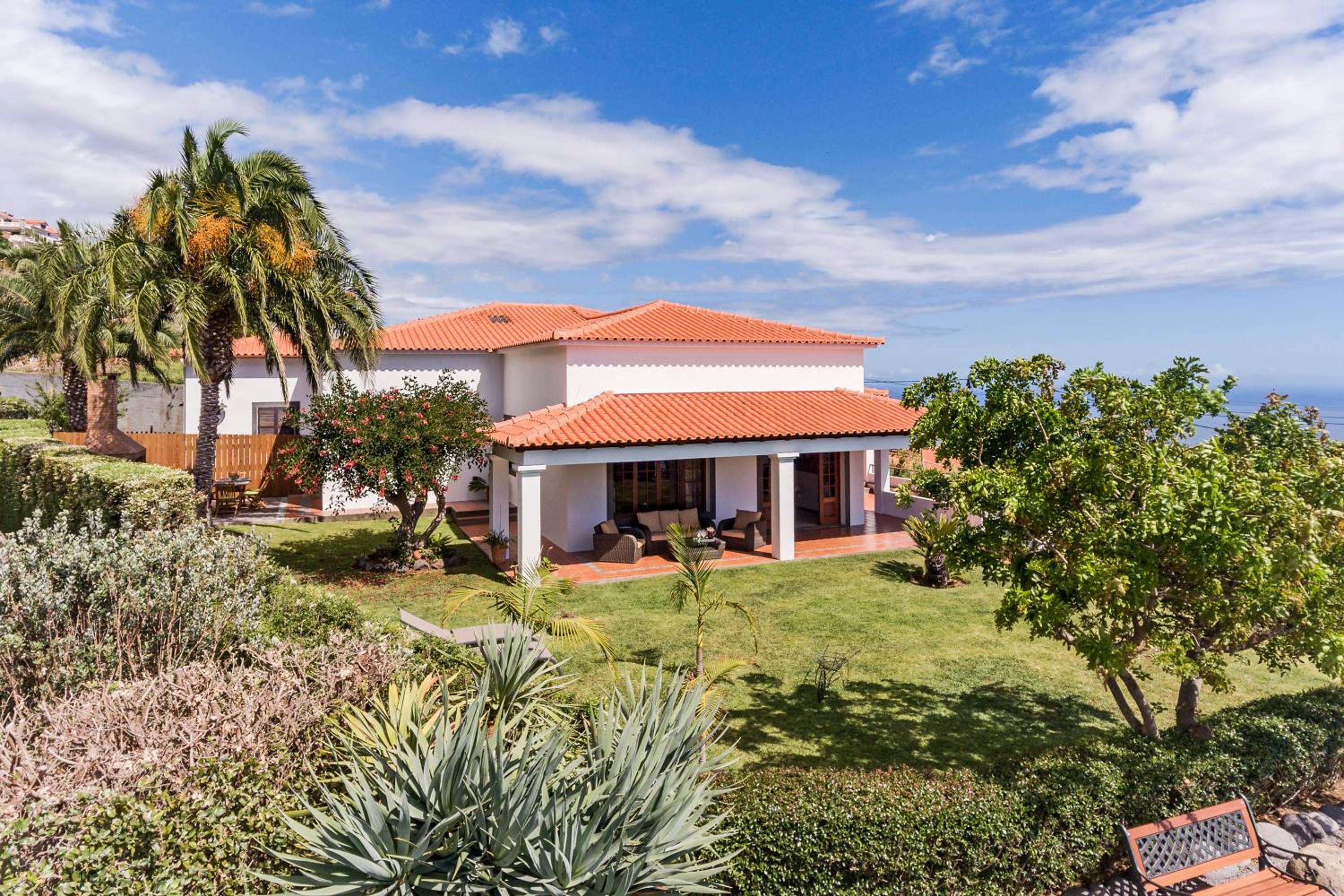 Southern Sunny House by An Island Apart