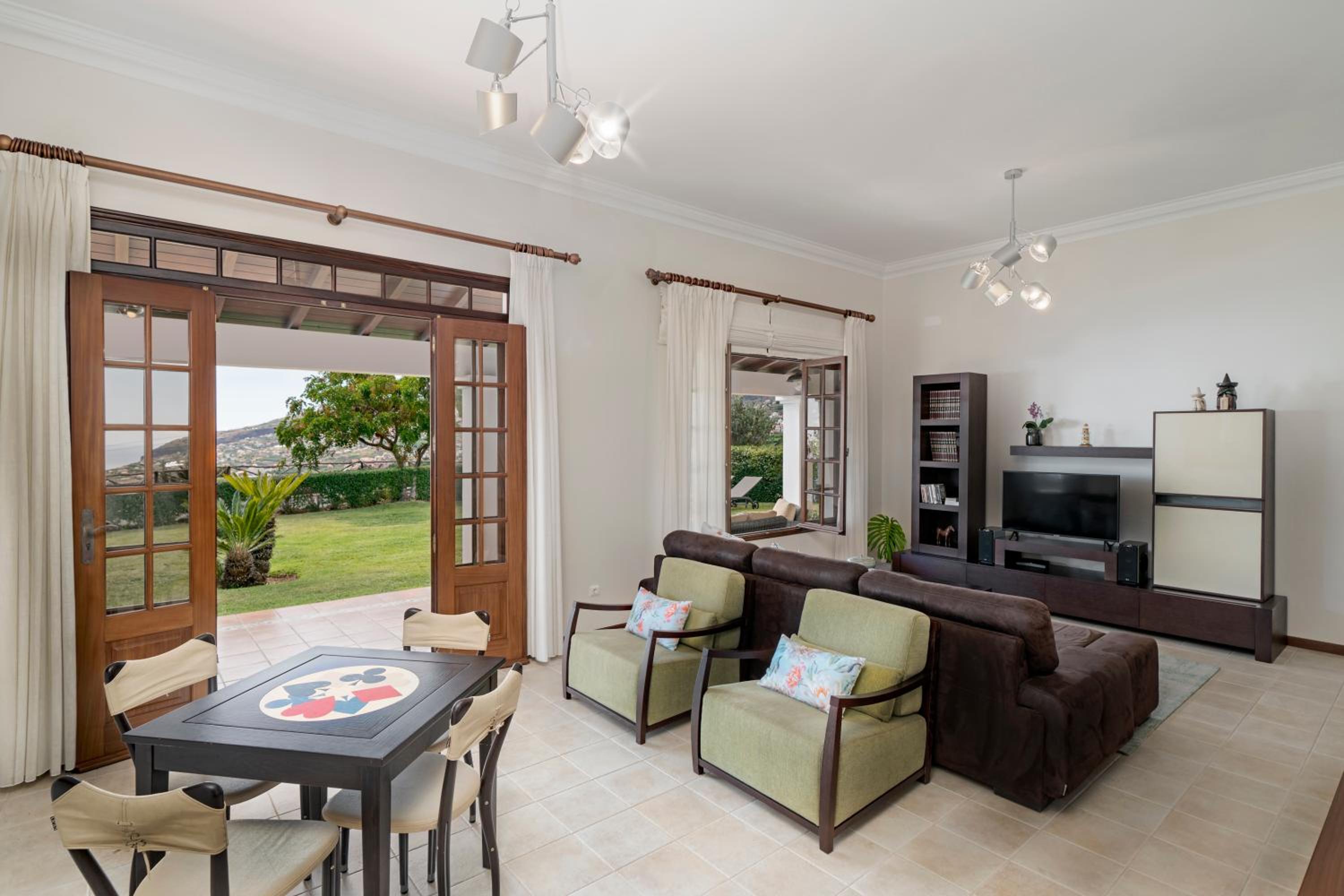 Southern Sunny House by An Island Apart