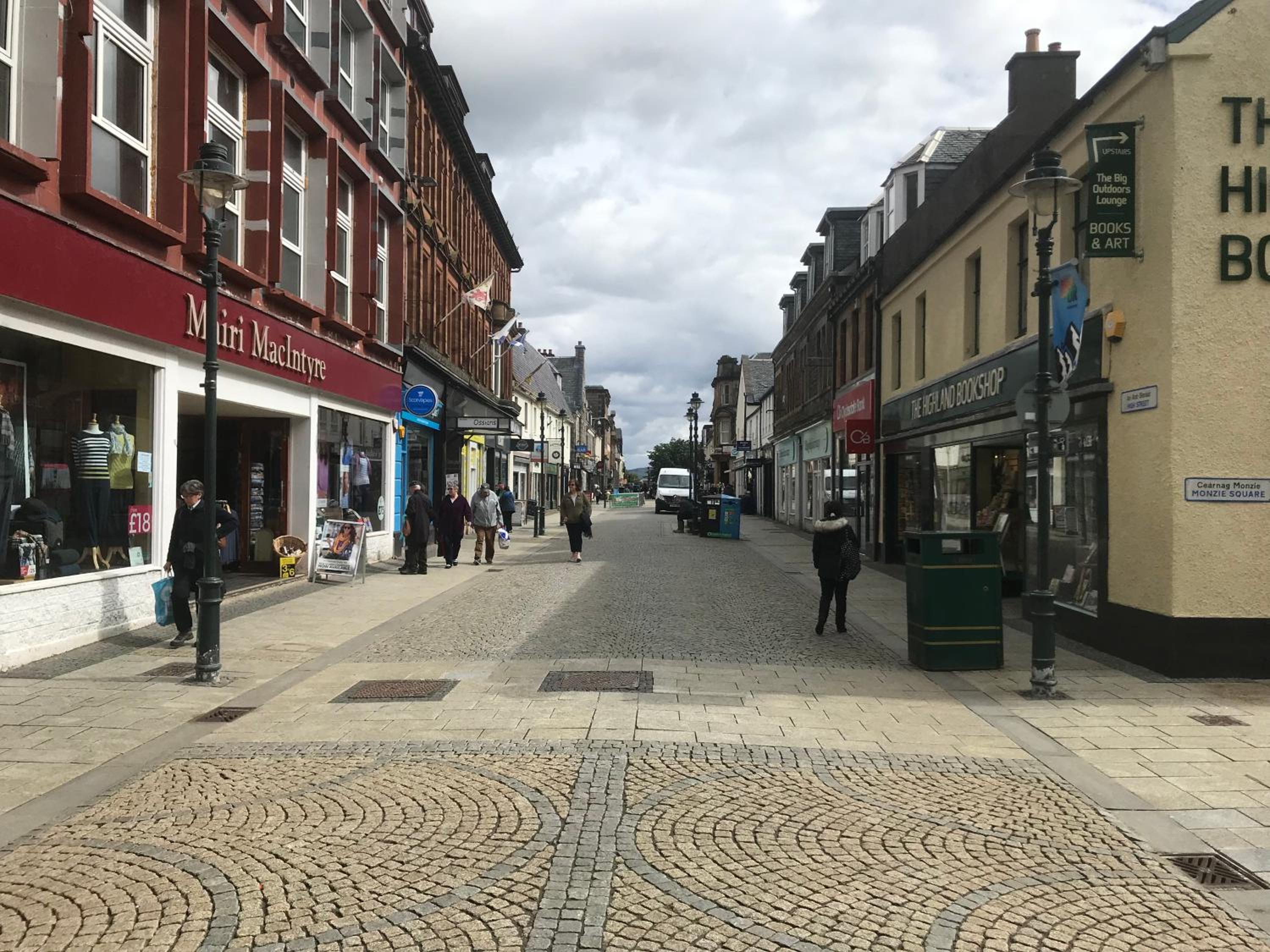 Prime location rooms in high street view 5