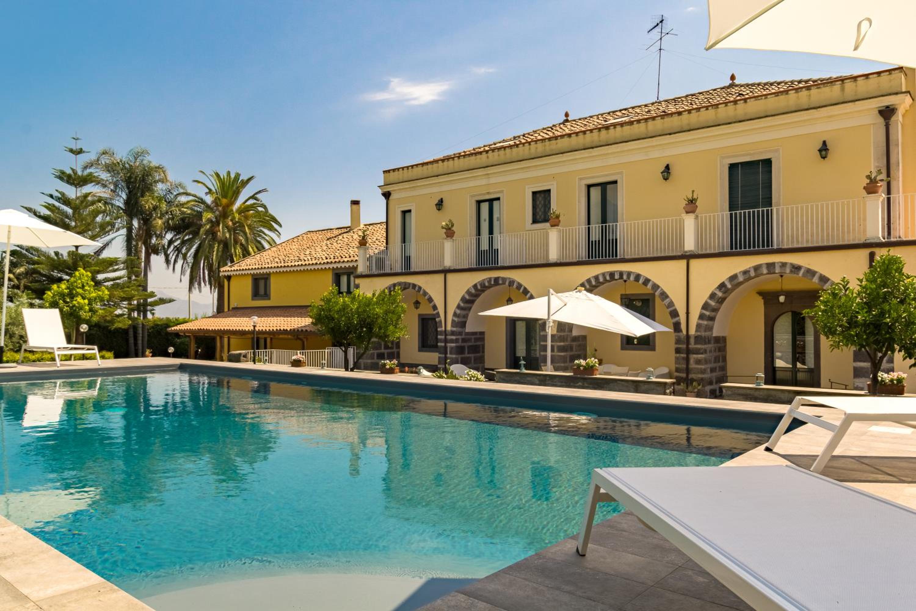 Dimora Cariga - Home & pool view 2