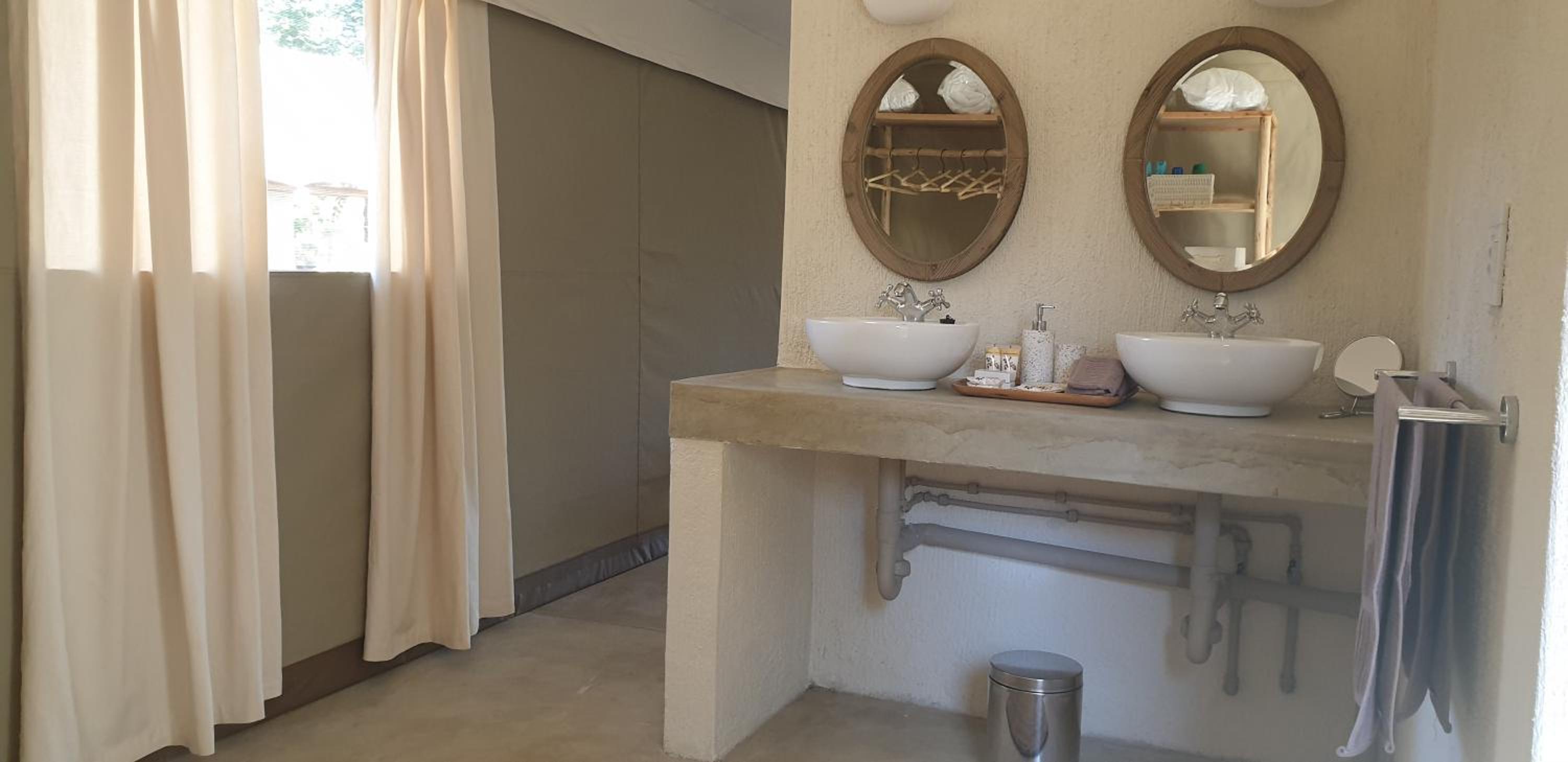 Nyati Safari Lodge