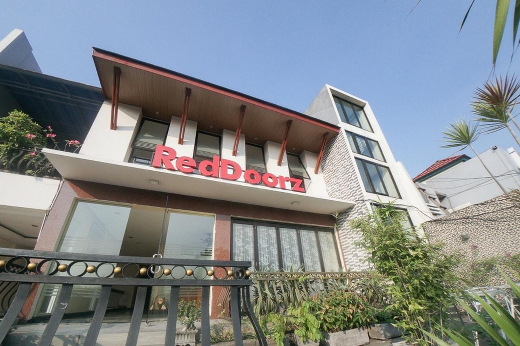 RedDoorz Plus near Green Pramuka Square Mall in Jakarta, ID