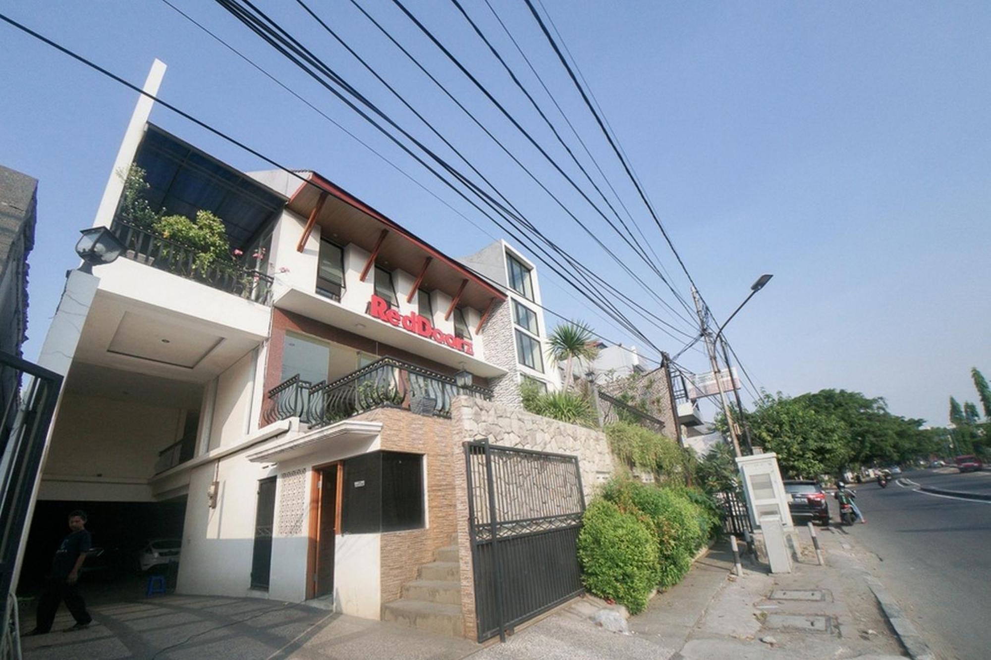 RedDoorz Plus near Green Pramuka Square Mall view 2