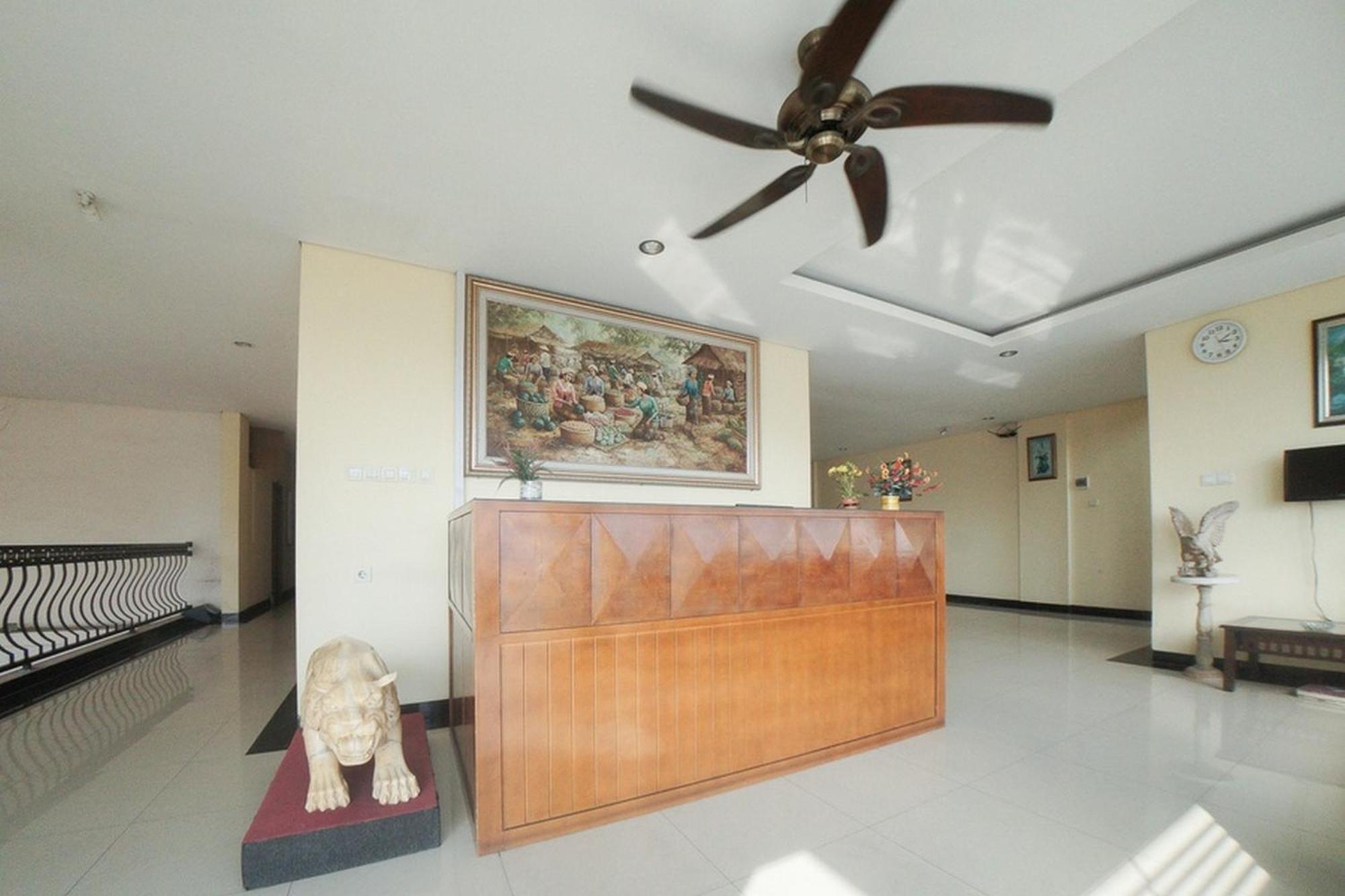 RedDoorz Plus near Green Pramuka Square Mall view 3