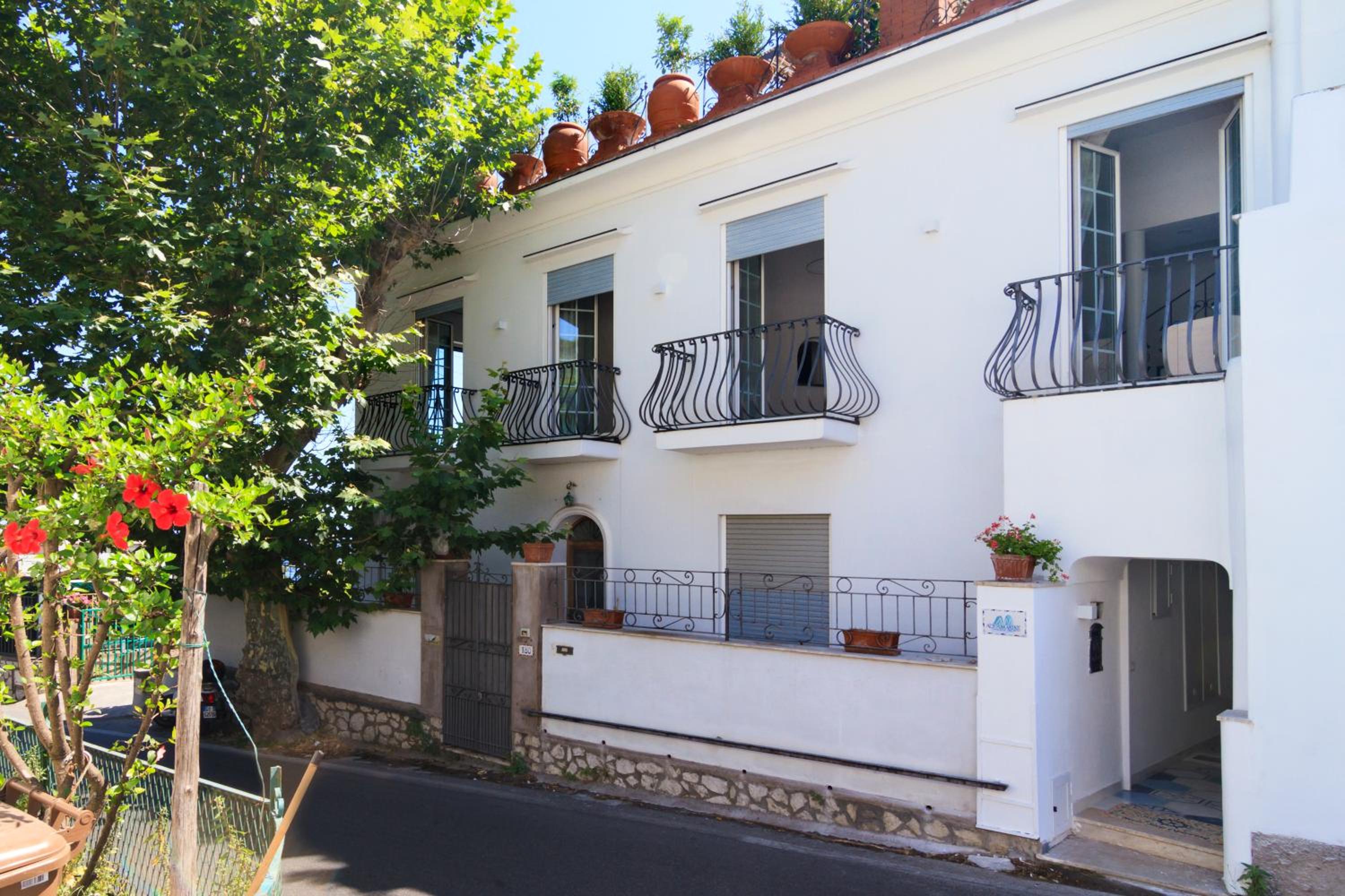 AQUAMARINE Relaxing Capri Suites