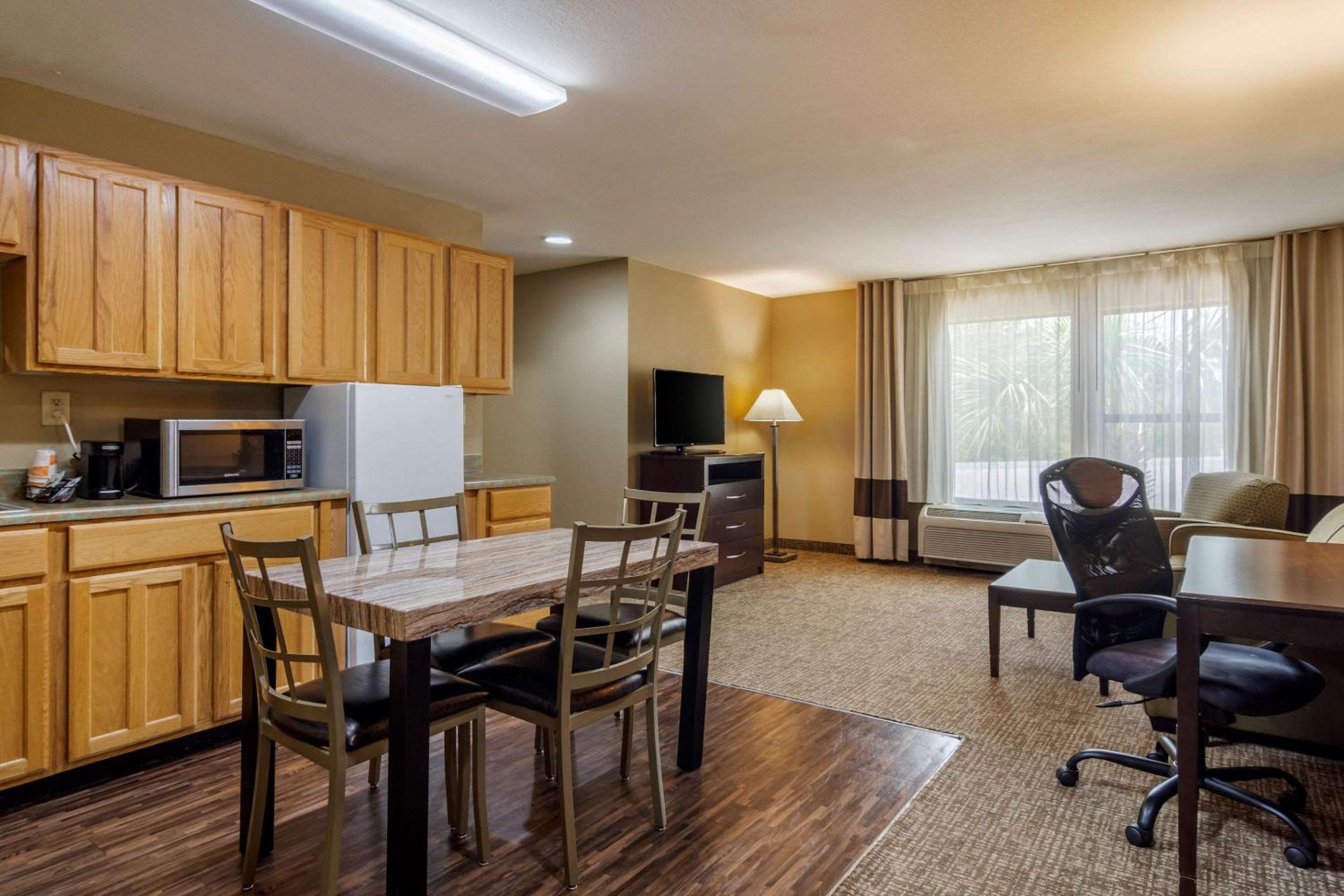 Perry Vacations - Comfort Inn Suites Perry National Fairgrounds Area - Property Image 38