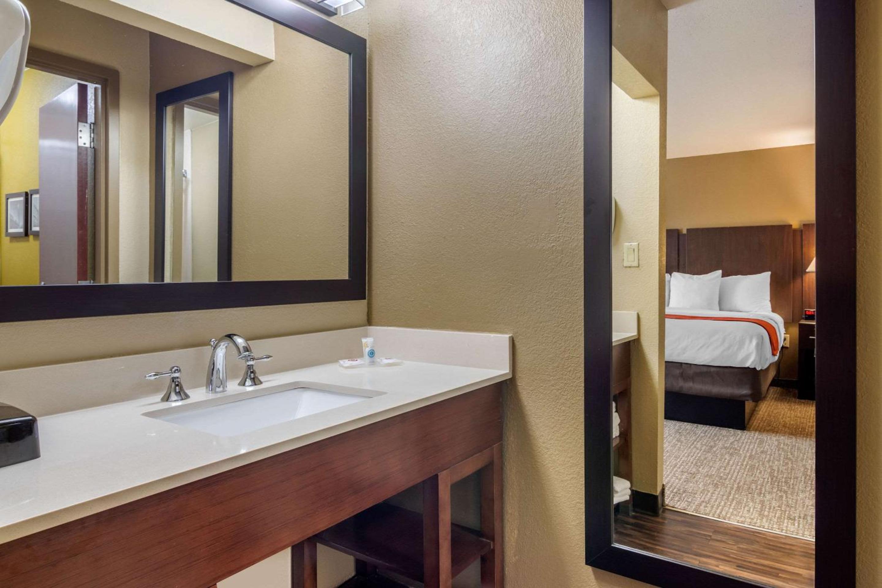 Perry Vacations - Comfort Inn  Suites Perry National Fairgrounds Area - Property Image 2