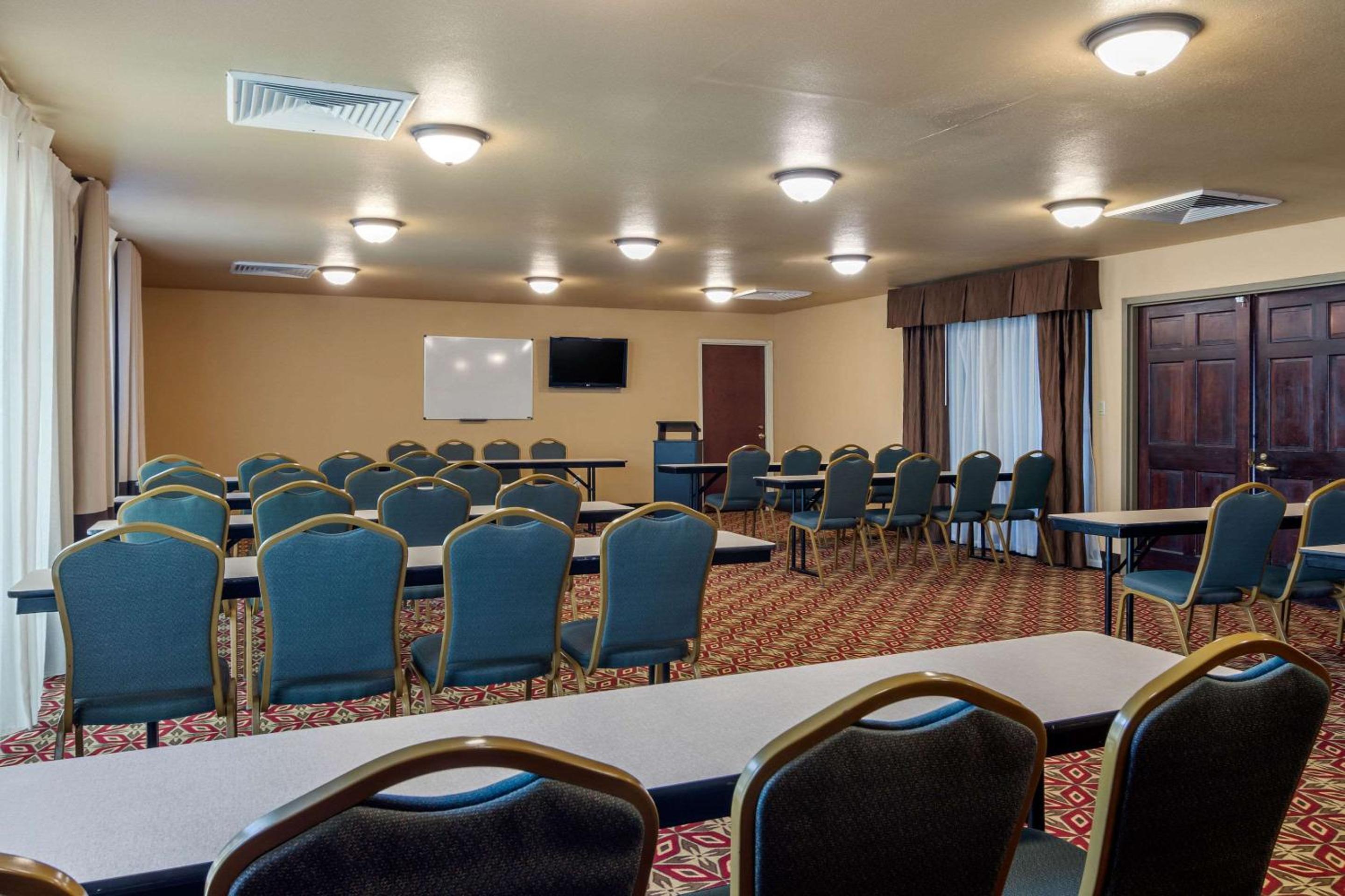 Perry Vacations - Comfort Inn Suites Perry National Fairgrounds Area - Property Image 10