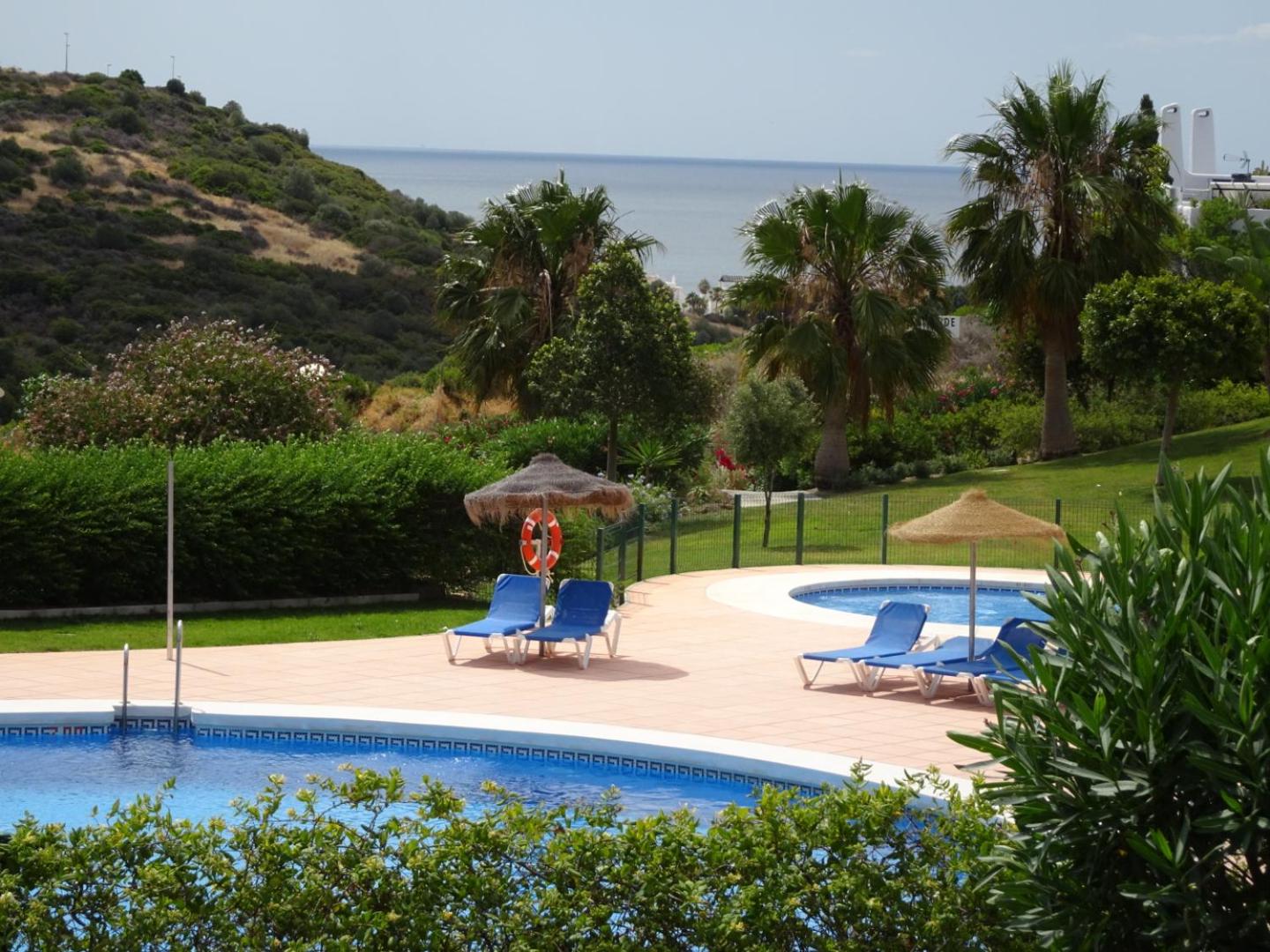 CASARES appart 2 ch dans parc tropical avec vue sur mer, montagne et piscine view 4