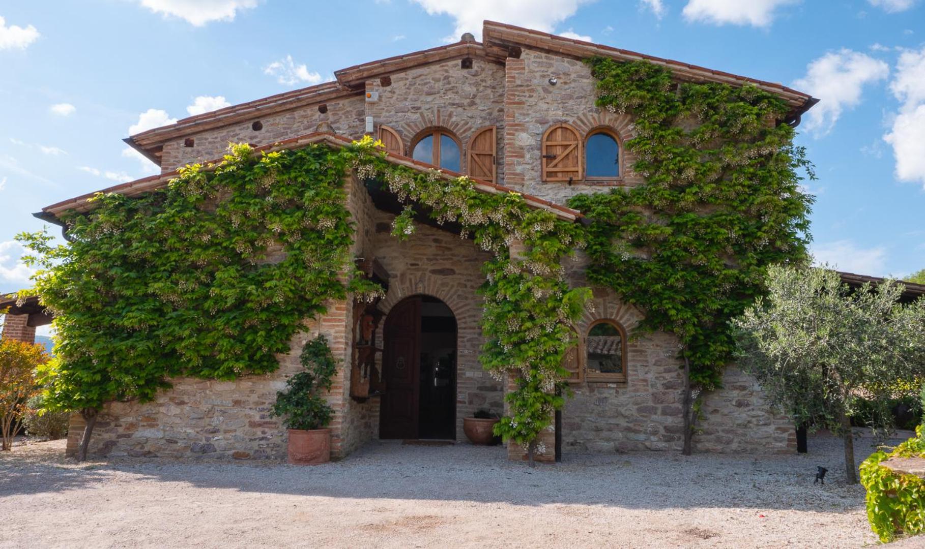 Farmhouse in Umbria view 2