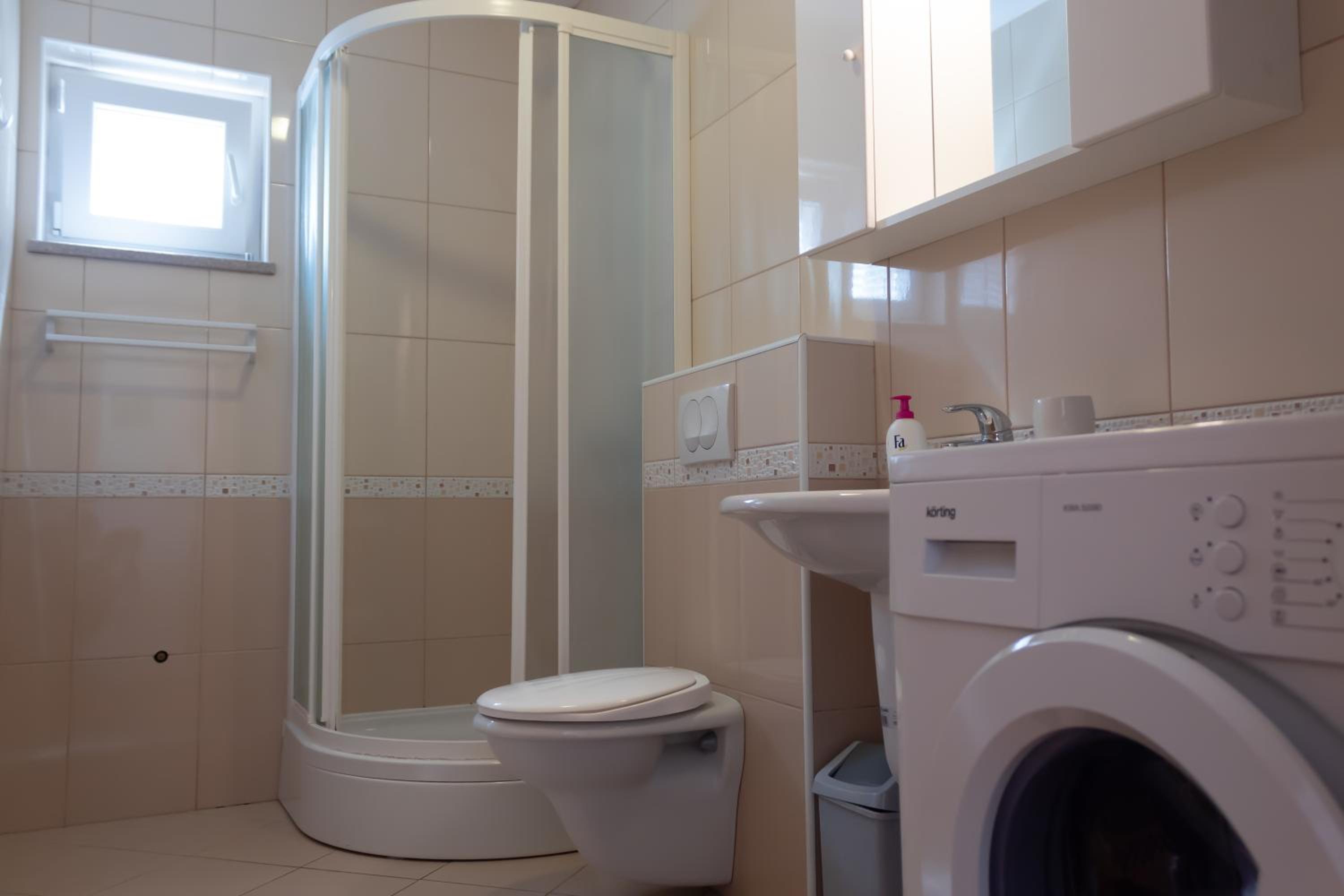 Abby en Kornić — bathroom