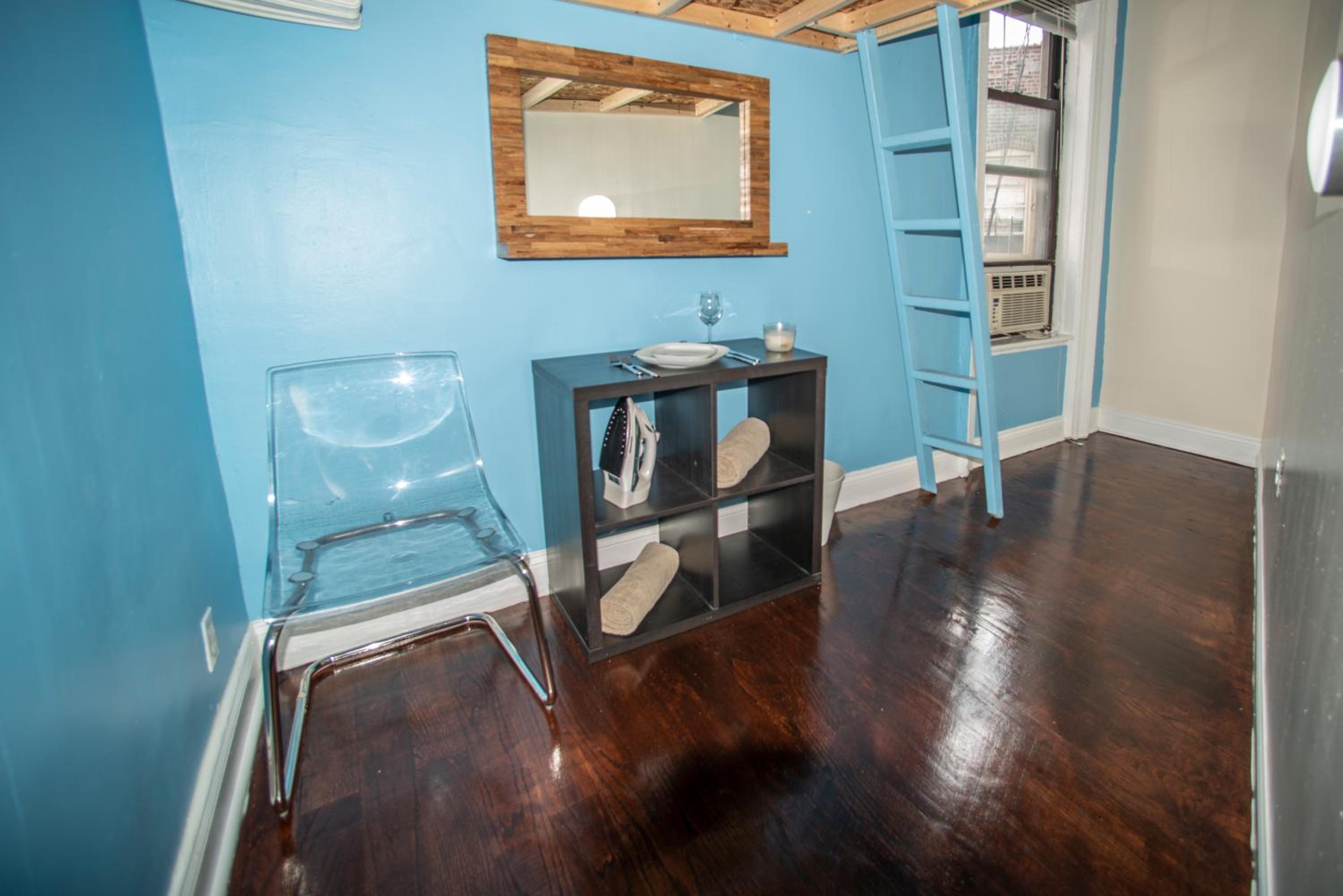 private room in a shared apartment 15 minutes to times square!