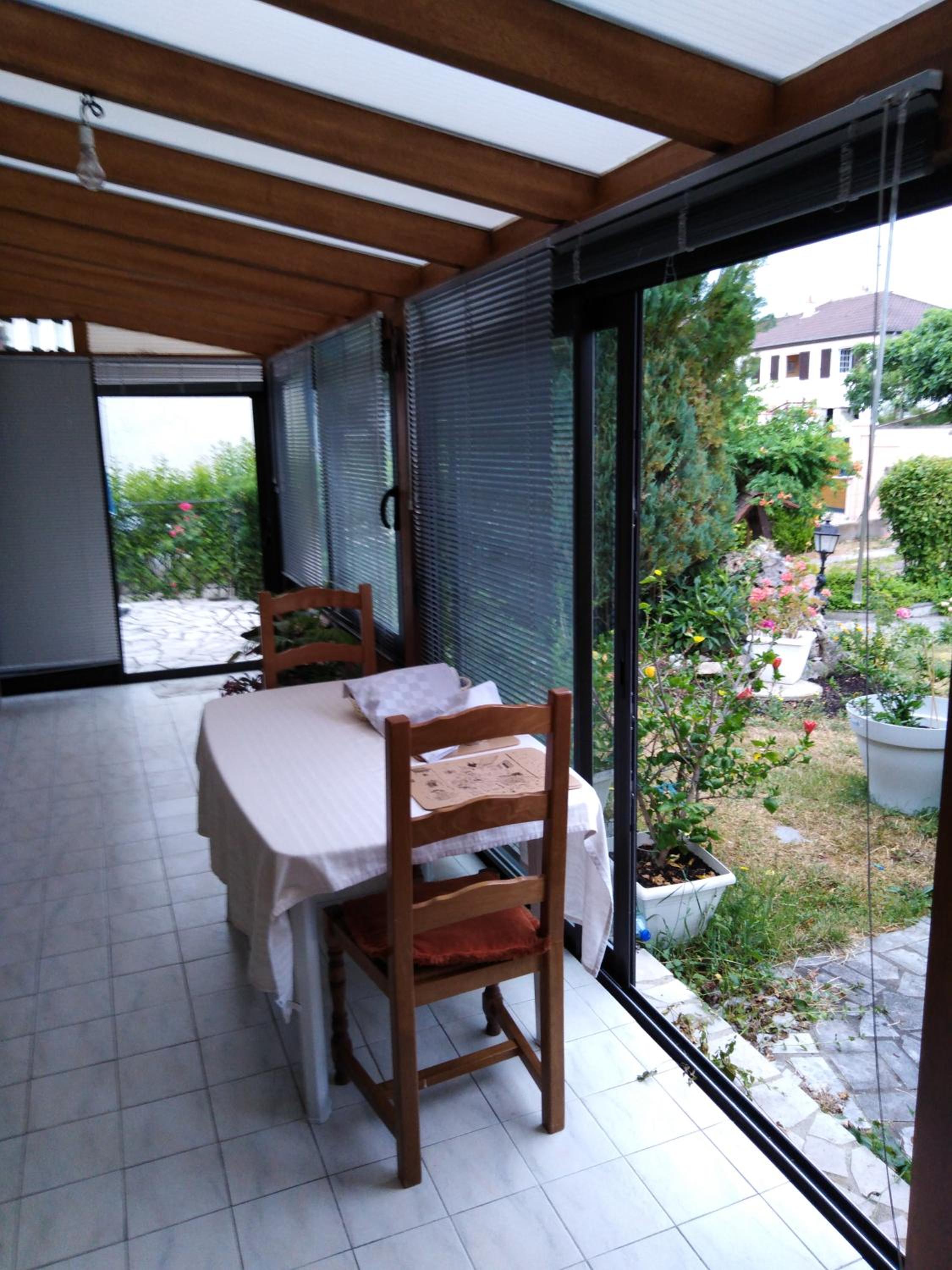 chez Myla chambre avec tv écran plat et salle de bain privative view 2