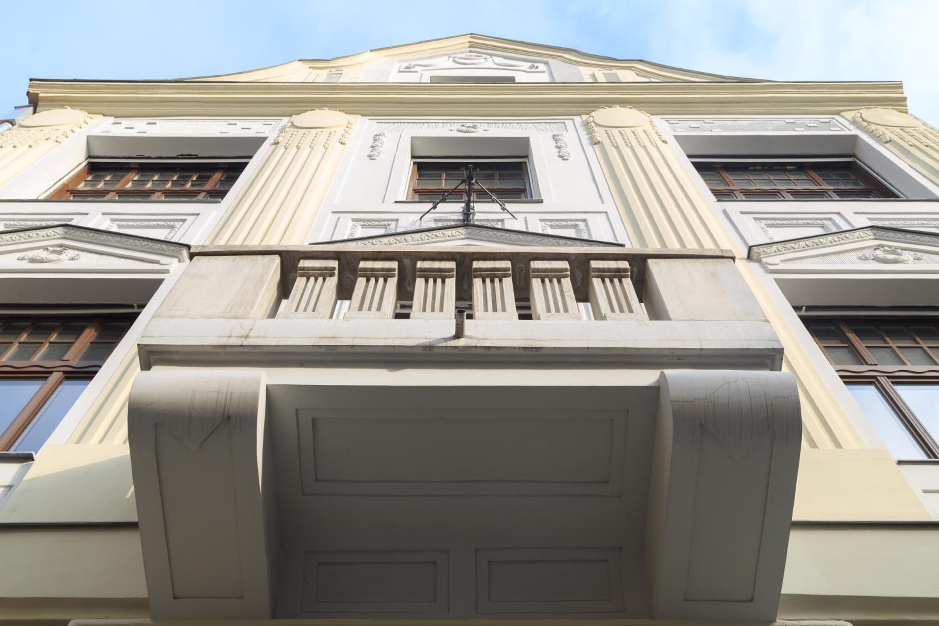 Hotel Mika Downtown - Image 1