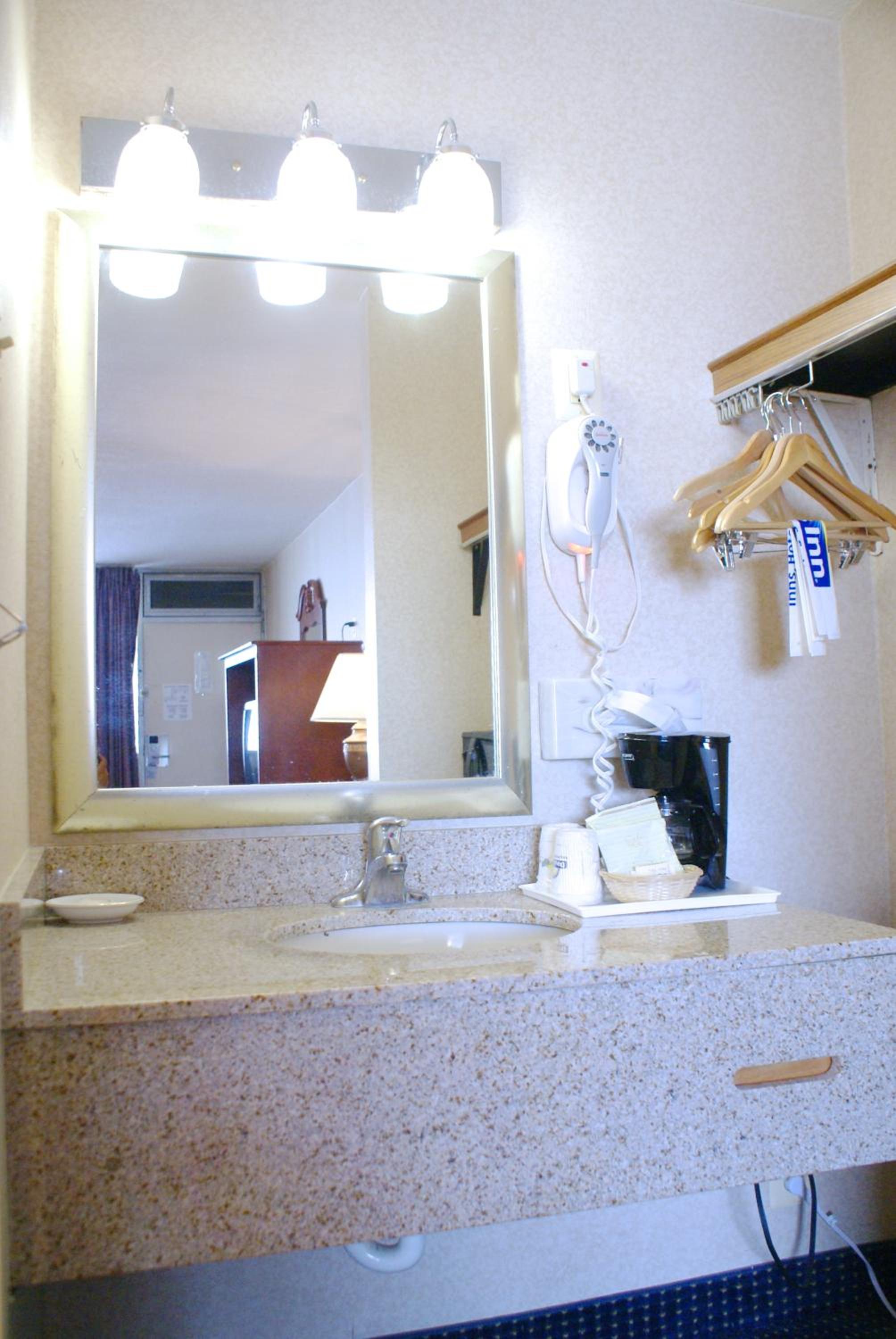 Arlington Vacations - Days Inn by Wyndham Arlington Pentagon - Property Image 6