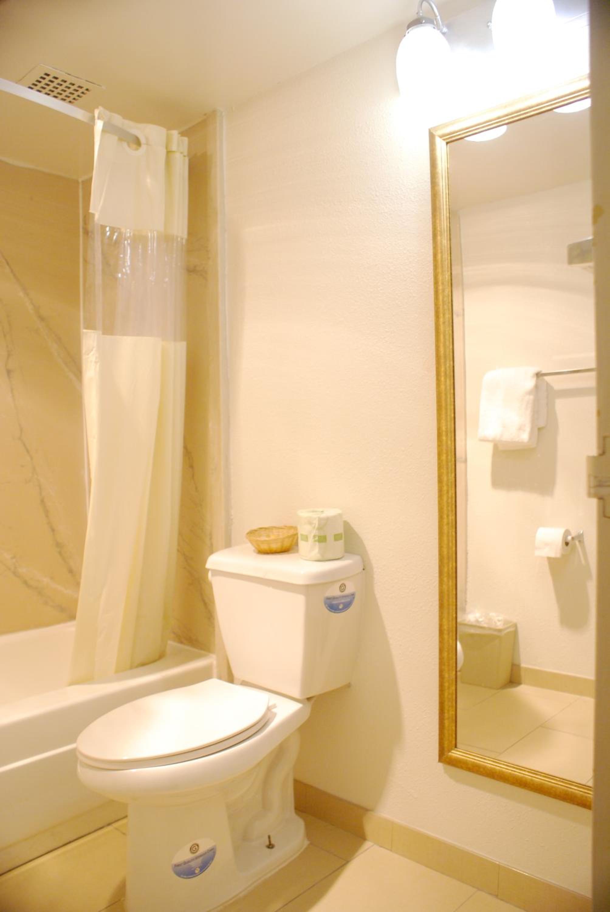 Arlington Vacations - Days Inn by Wyndham Arlington Pentagon - Property Image 4