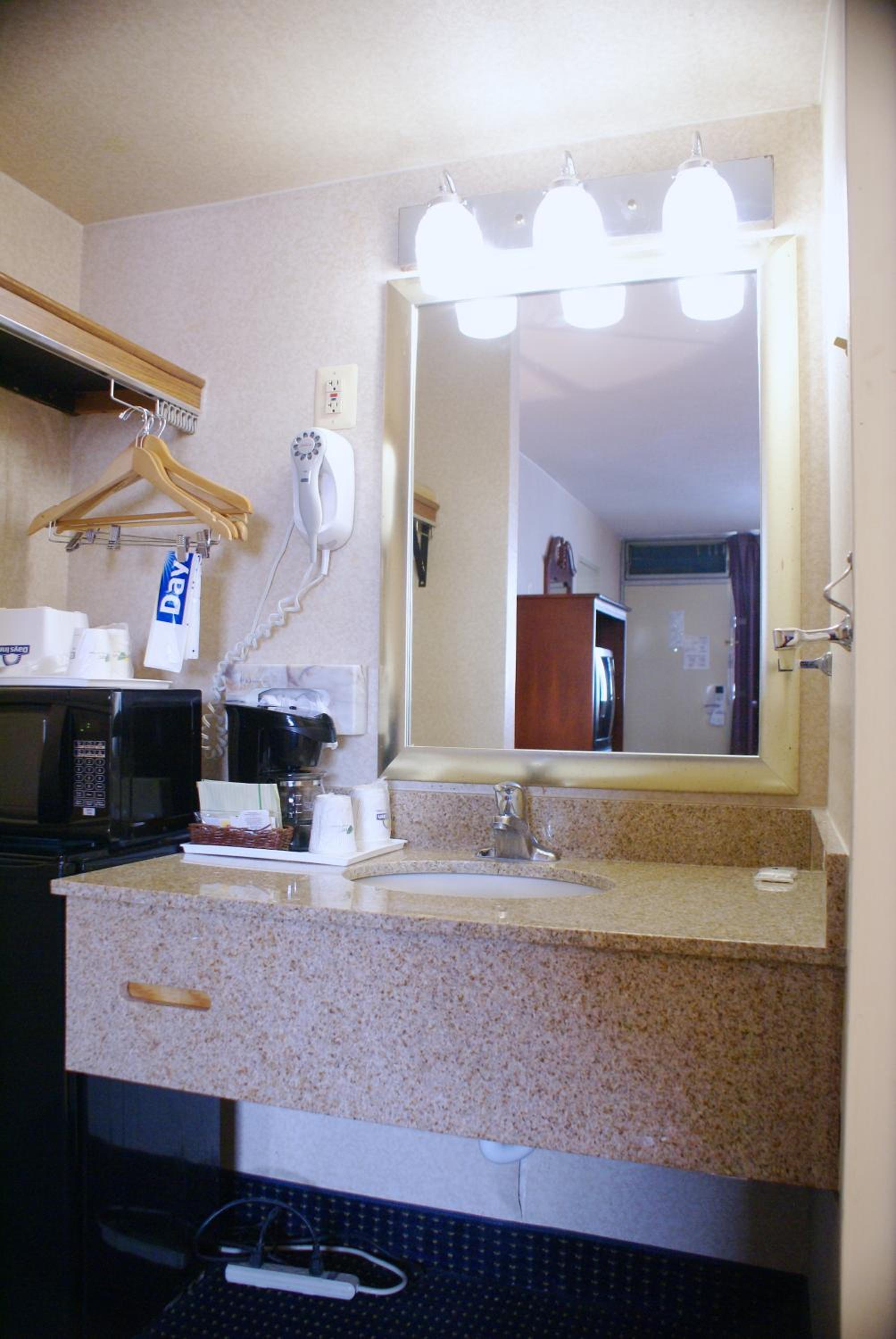 Arlington Vacations - Days Inn by Wyndham Arlington Pentagon - Property Image 3